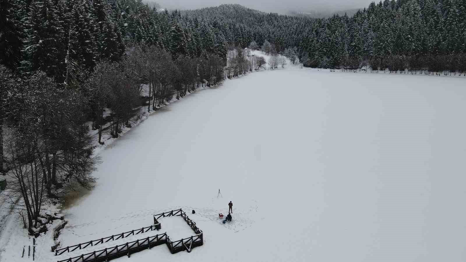Karagöl buz tuttu, beyaz örtü altındaki manzara hayran bıraktı

