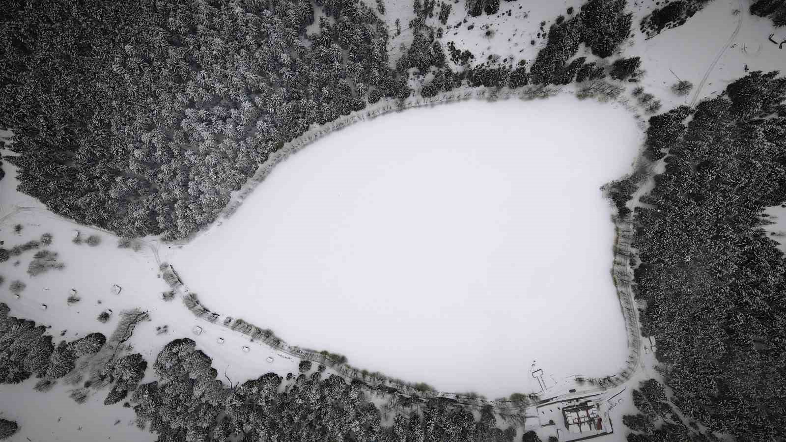 Karagöl buz tuttu, beyaz örtü altındaki manzara hayran bıraktı
