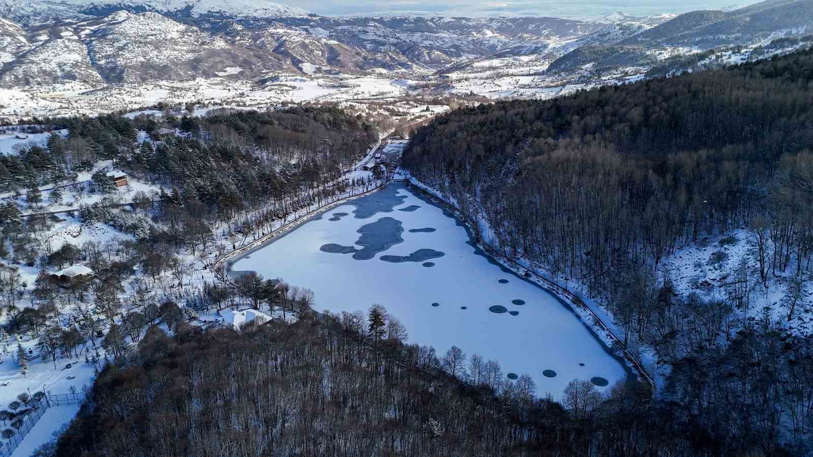 Karagöl Tabiat Parkı beyaza büründü, gölün yüzeyi buz tuttu
Karagöl Tabiat Parkı beyaza büründü, gölün yüzeyi buz tuttu