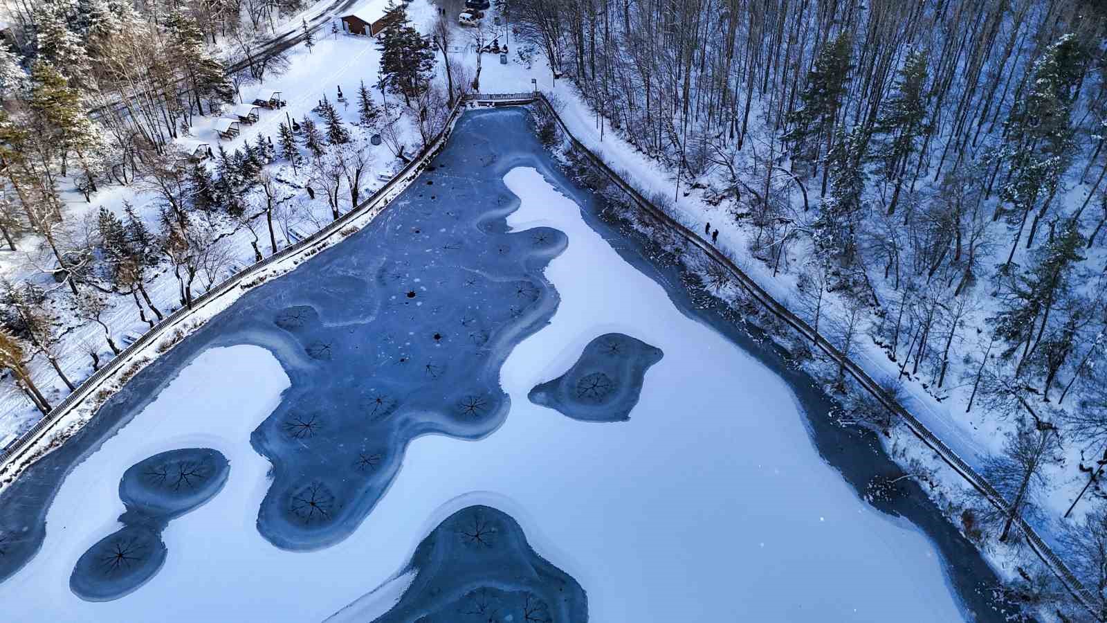 Karagöl Tabiat Parkı beyaza büründü, gölün yüzeyi buz tuttu
Karagöl Tabiat Parkı beyaza büründü, gölün yüzeyi buz tuttu