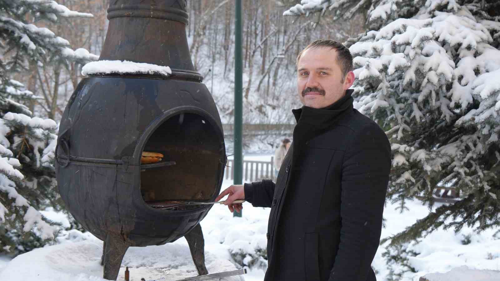 Karagöl Tabiat Parkı beyaza büründü, gölün yüzeyi buz tuttu
Karagöl Tabiat Parkı beyaza büründü, gölün yüzeyi buz tuttu