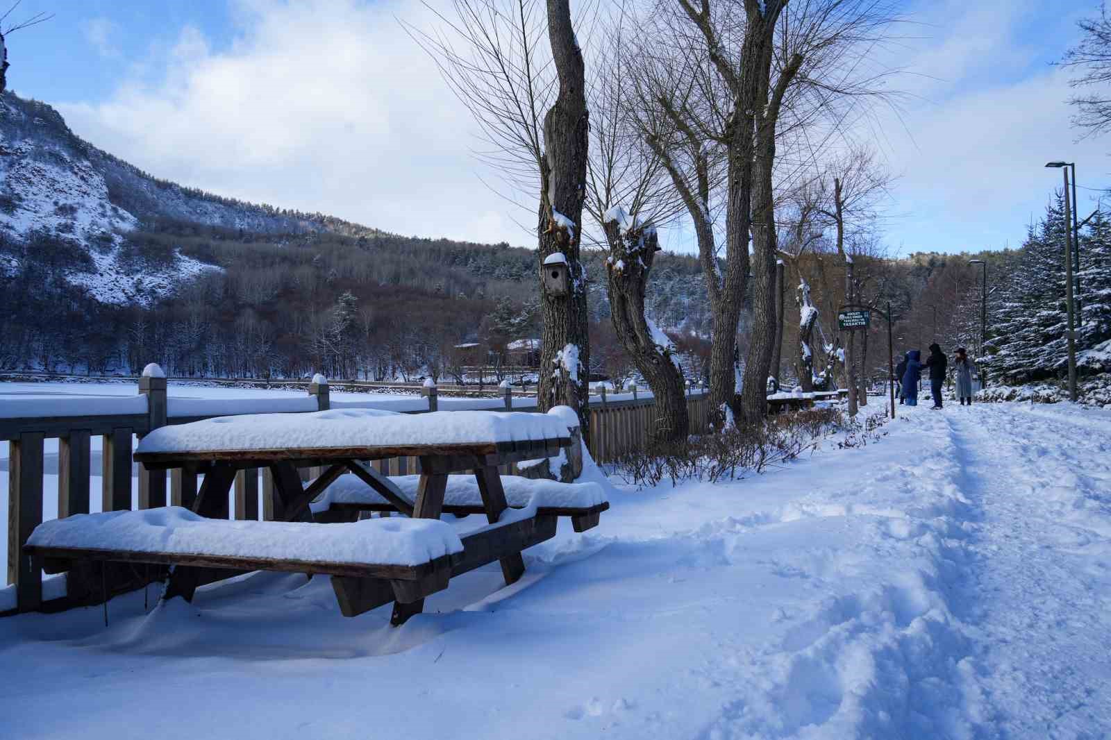 Karagöl Tabiat Parkı beyaza büründü, gölün yüzeyi buz tuttu
Karagöl Tabiat Parkı beyaza büründü, gölün yüzeyi buz tuttu