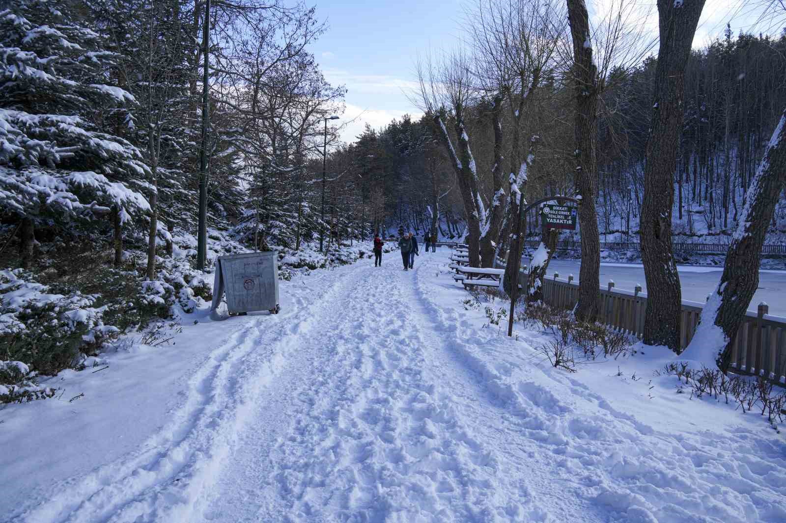 Karagöl Tabiat Parkı beyaza büründü, gölün yüzeyi buz tuttu
Karagöl Tabiat Parkı beyaza büründü, gölün yüzeyi buz tuttu