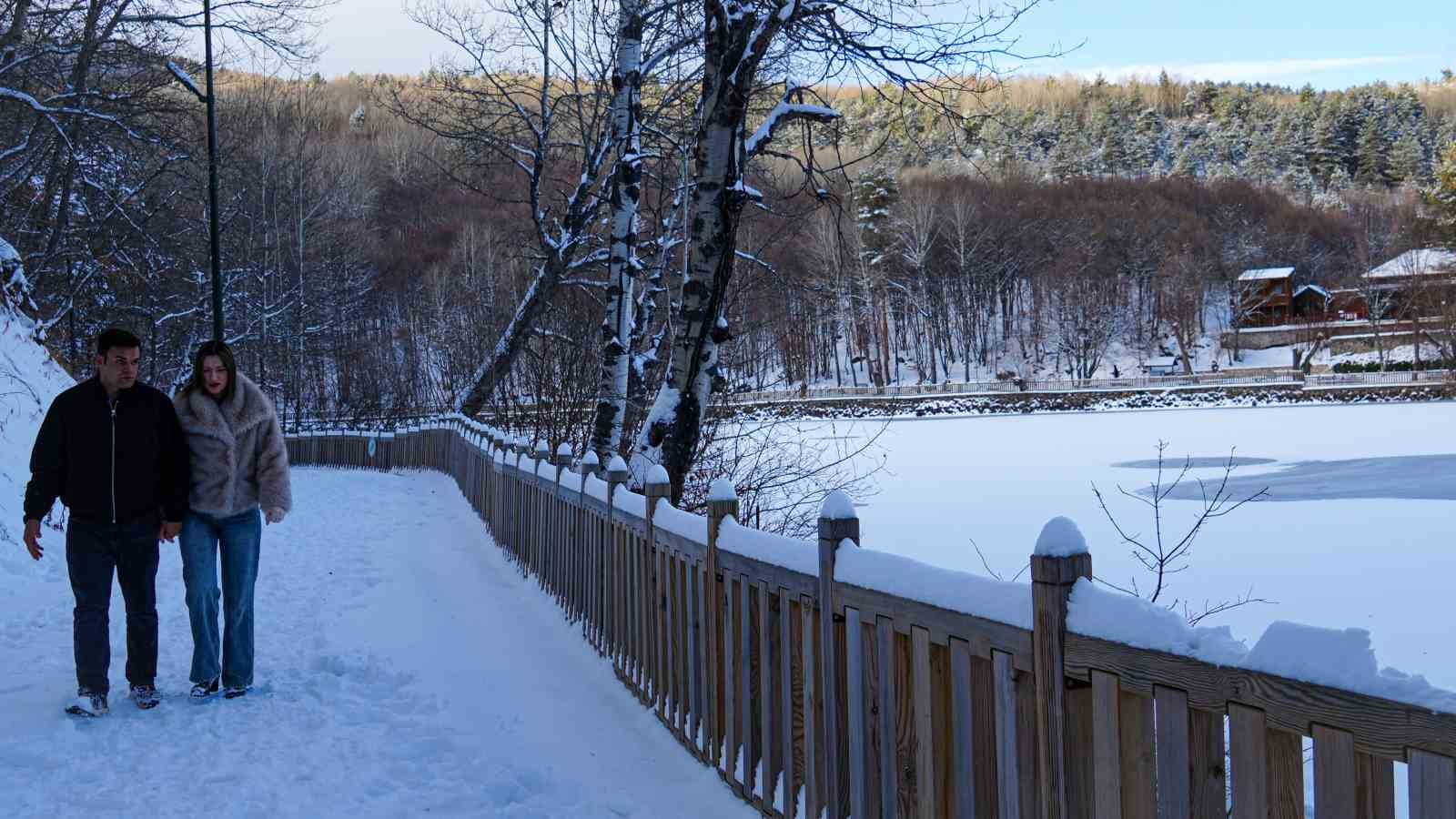 Karagöl Tabiat Parkı beyaza büründü, gölün yüzeyi buz tuttu
Karagöl Tabiat Parkı beyaza büründü, gölün yüzeyi buz tuttu