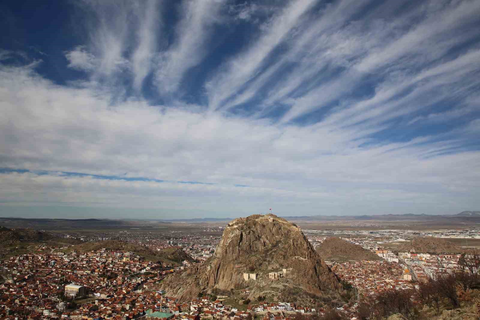 Karahisar Kalesi üzerinde bulutların dansı eşsiz manzaralar ortaya çıkardı
