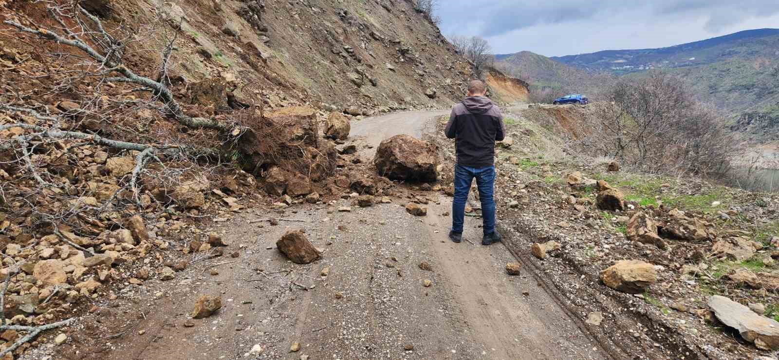 Karakoçan’da toprak kayması
