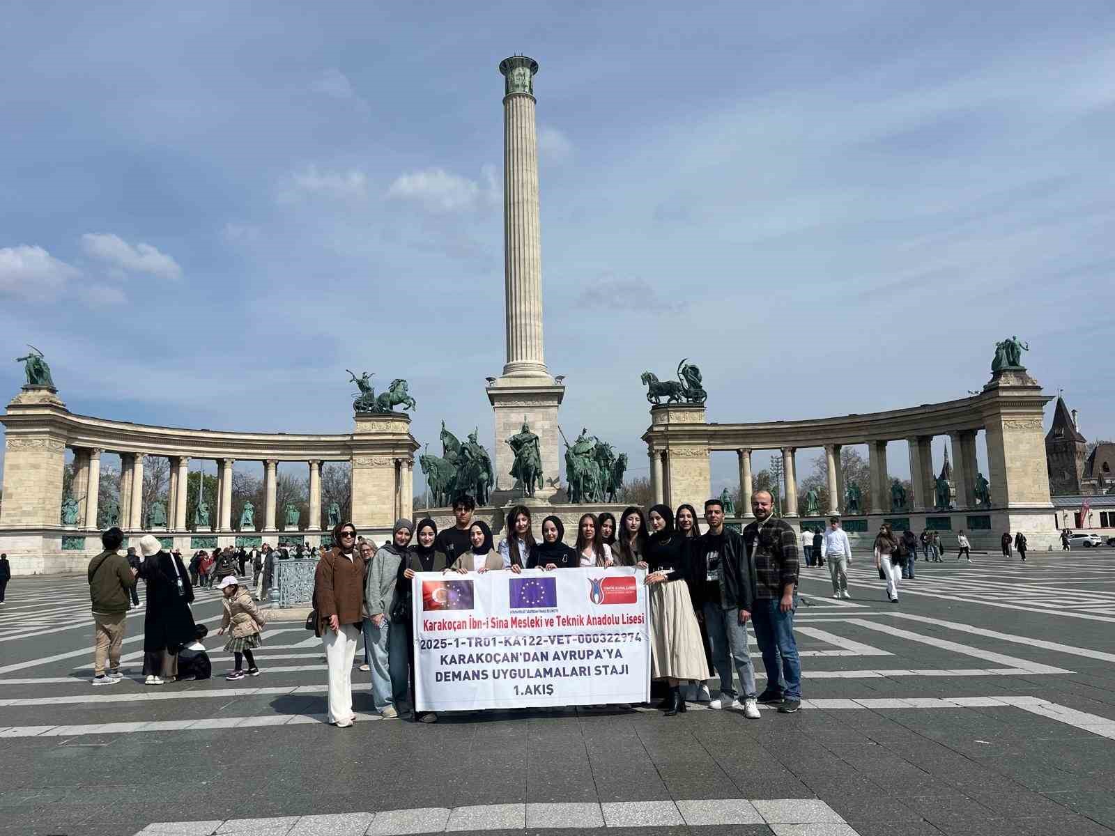 Karakoçanlı öğrenciler demans hastalığı üzerine Avrupa stajını sürdürüyor
Karakoçanlı öğrenciler demans hastalığı üzerine Avrupa stajını sürdürüyor