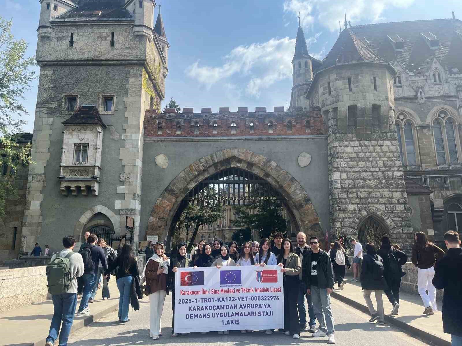 Karakoçanlı öğrenciler demans hastalığı üzerine Avrupa stajını sürdürüyor
Karakoçanlı öğrenciler demans hastalığı üzerine Avrupa stajını sürdürüyor