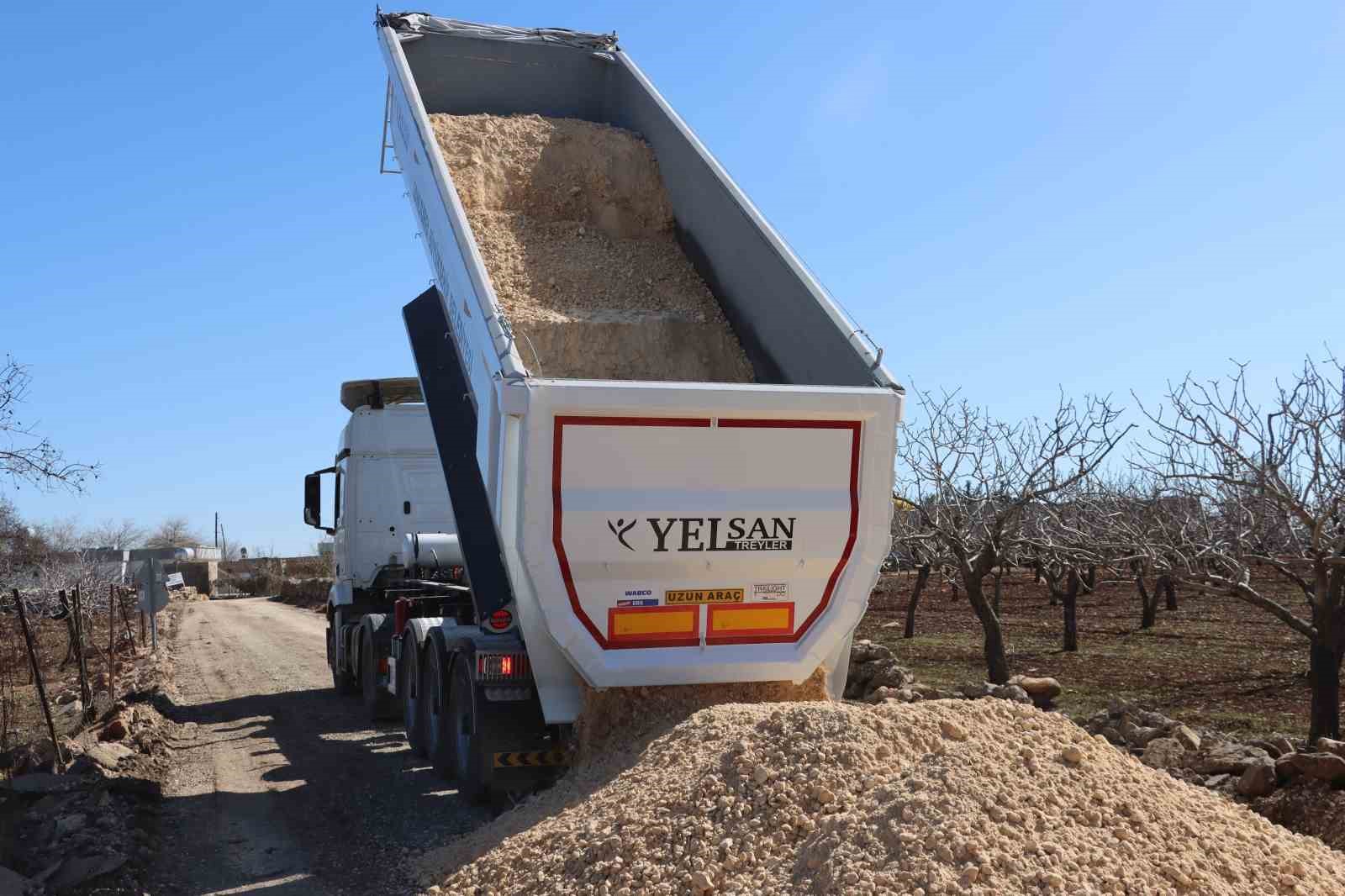 Karaköprü’de kırsal yollarda çalışmalar sürüyor
