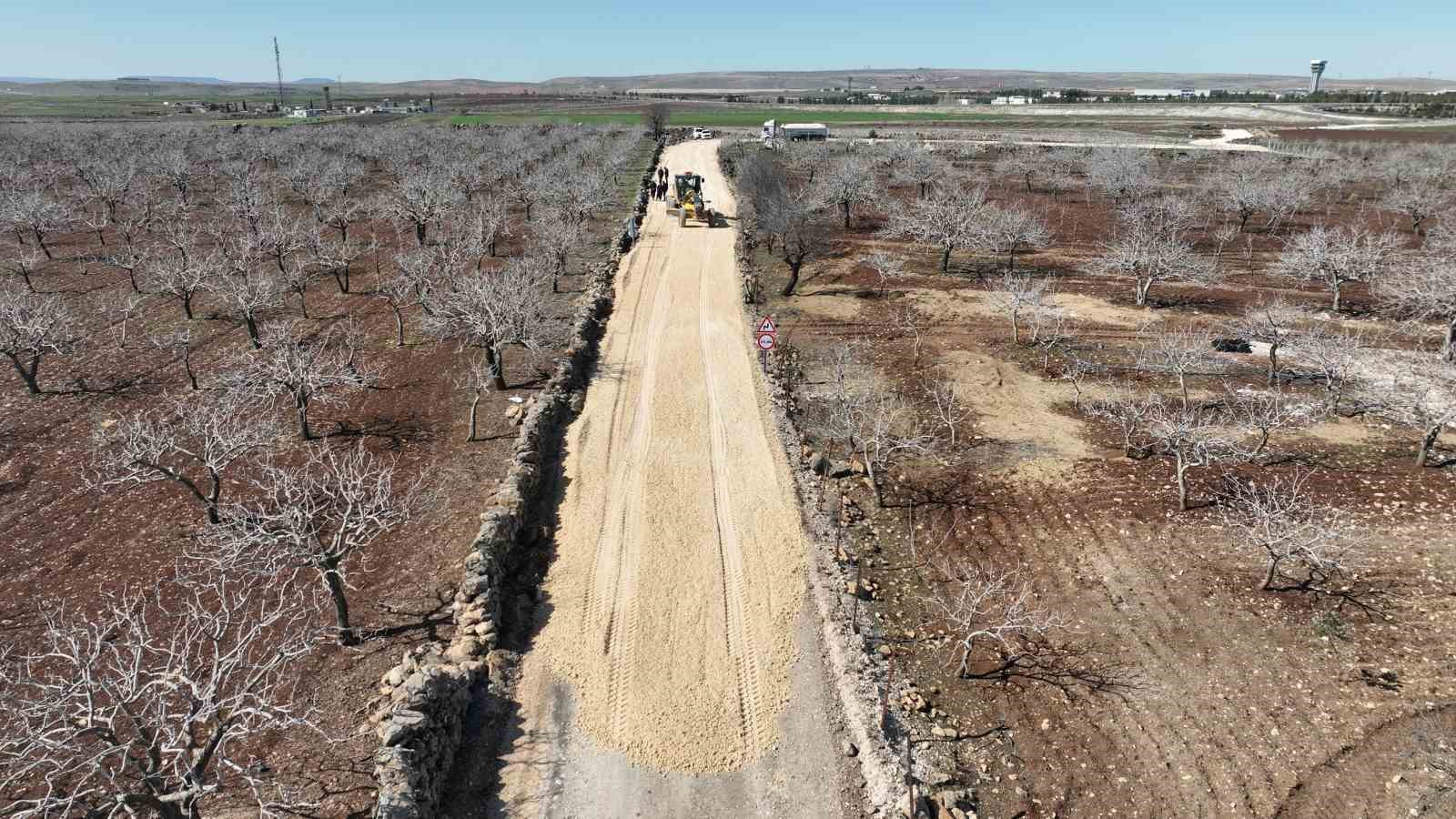 Karaköprü’de kırsal yollarda çalışmalar sürüyor
