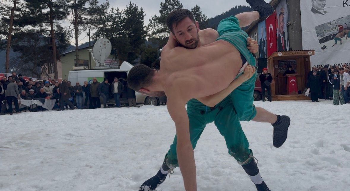 Karakucak güreşlerinde 2 şampiyon birden
