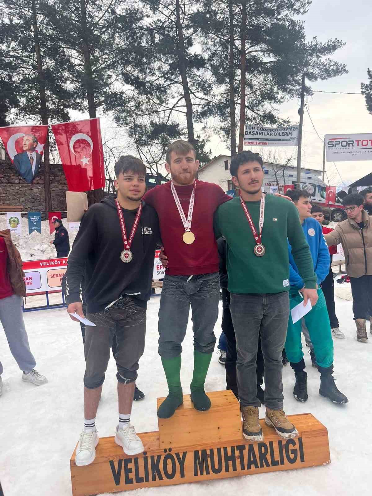 Karakucak güreşlerinde 2 şampiyon birden
