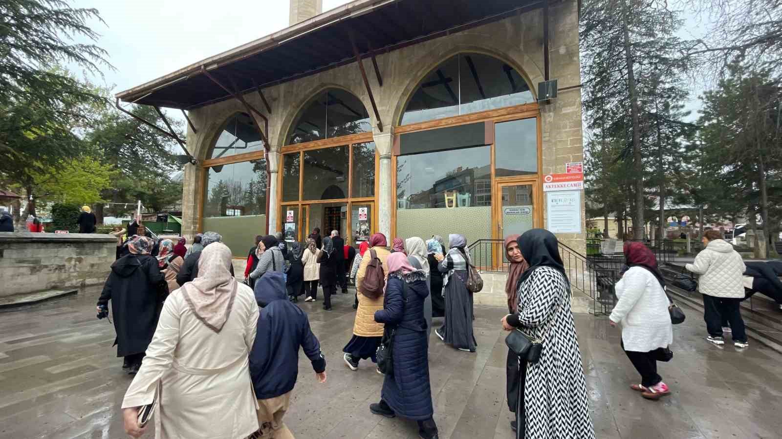 Karaman’a gelen turistler şehrin tarihi yerlerini gezdi
