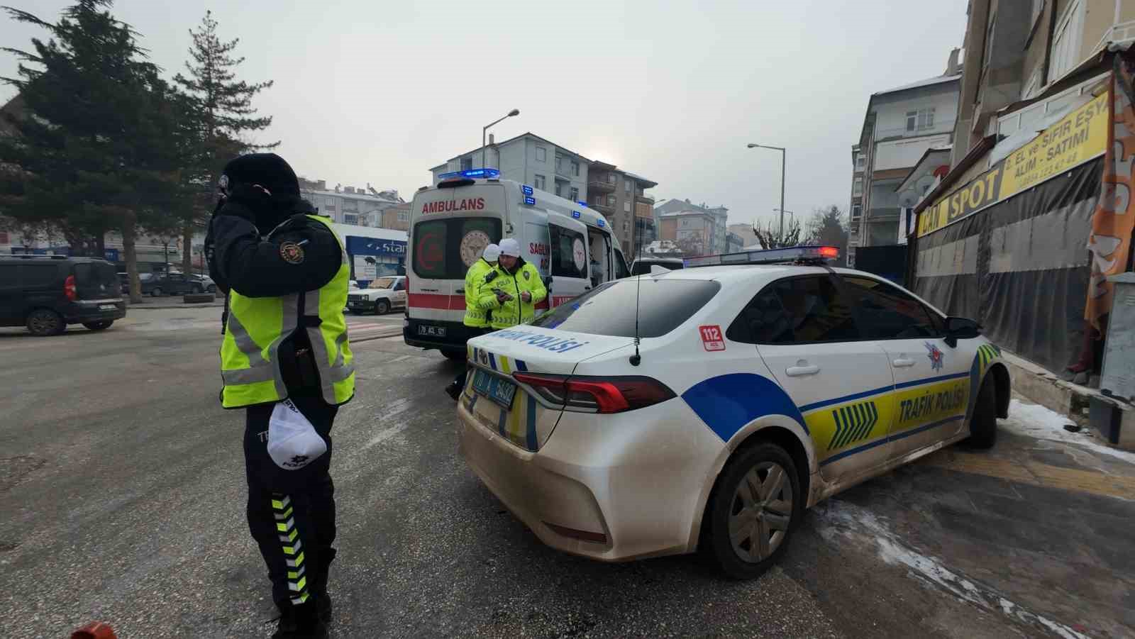Karaman’da 3 kişinin yaralandığı kazada otomobil iş yerine daldı
