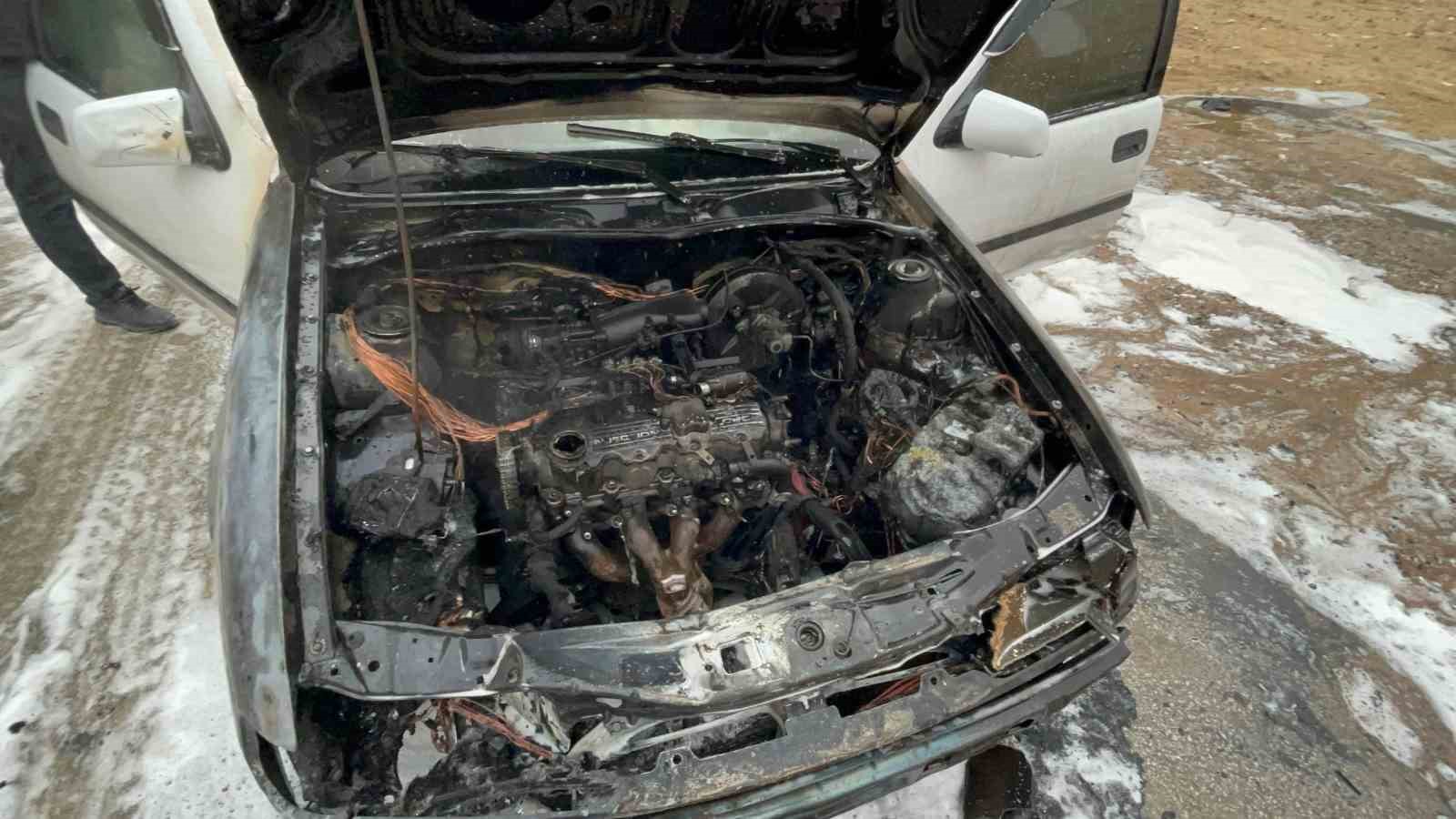 Karaman’da alev alan otomobil kullanılamaz hale geldi
