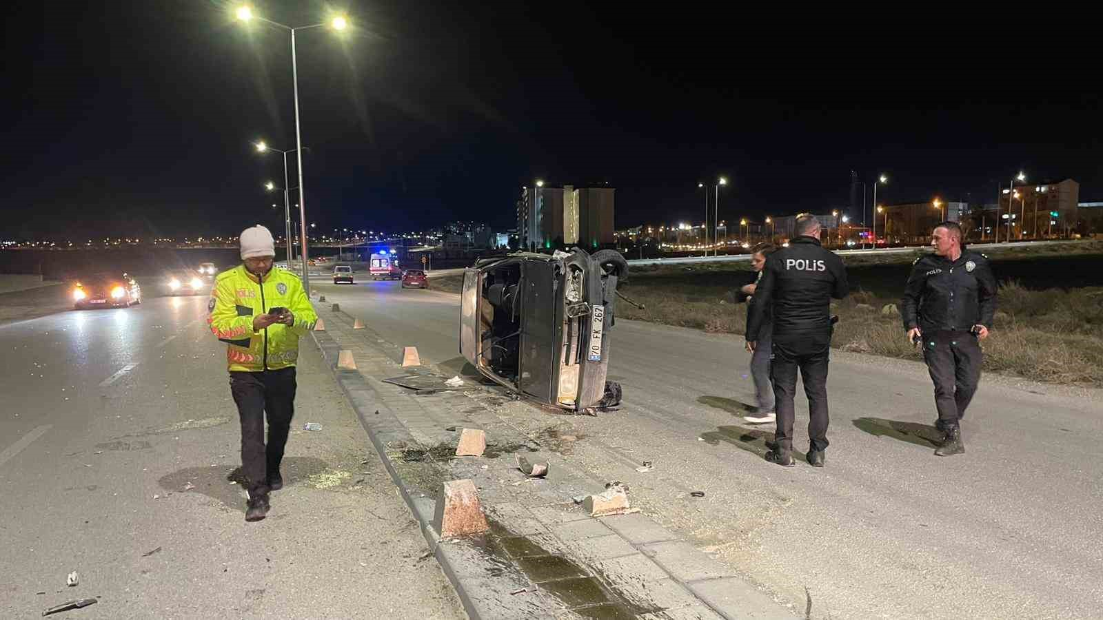 Karaman’da beton duba ve aydınlatma direğine çarpan otomobil yan yattı: 2 yaralı

