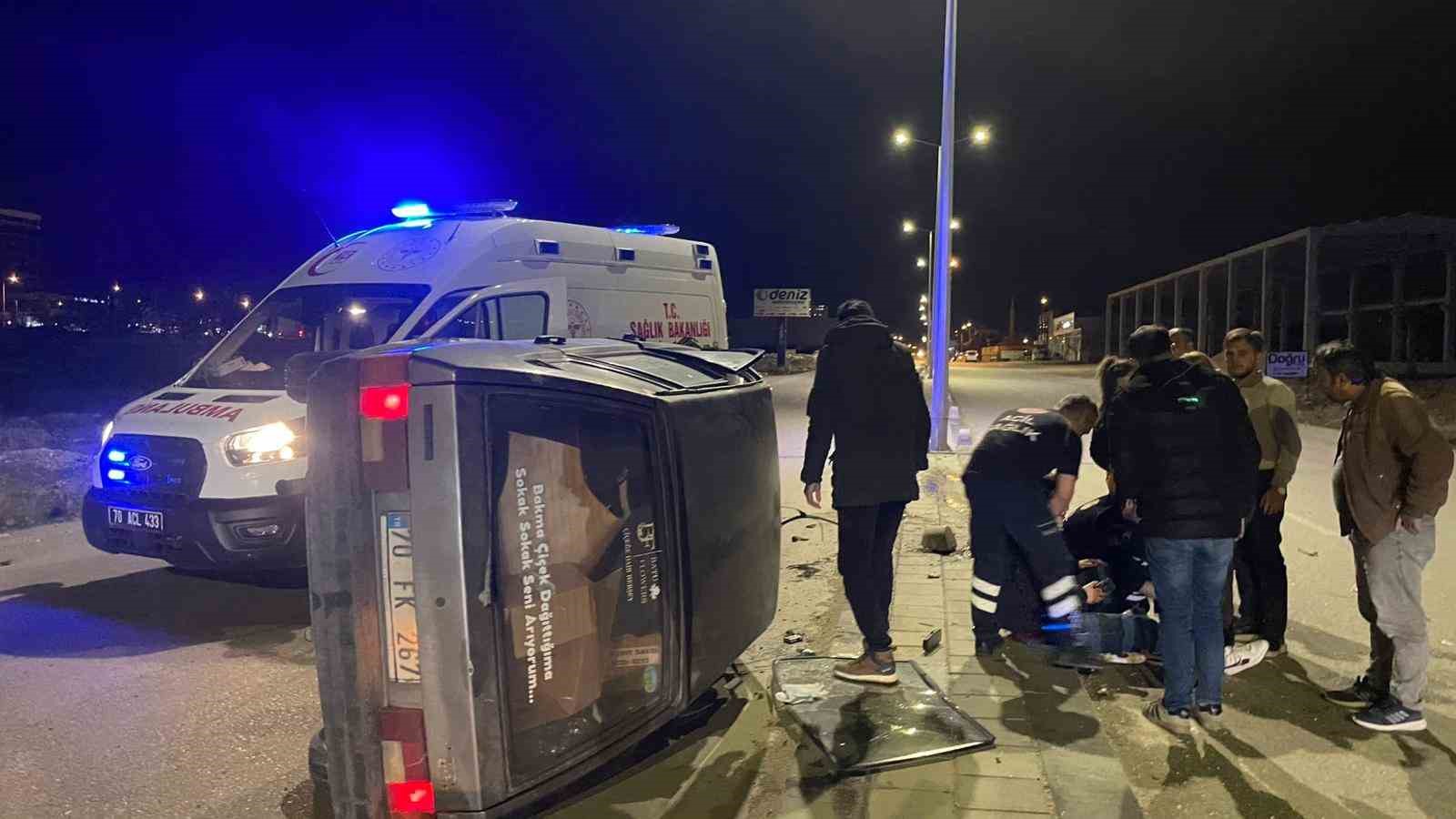 Karaman’da beton duba ve aydınlatma direğine çarpan otomobil yan yattı: 2 yaralı
