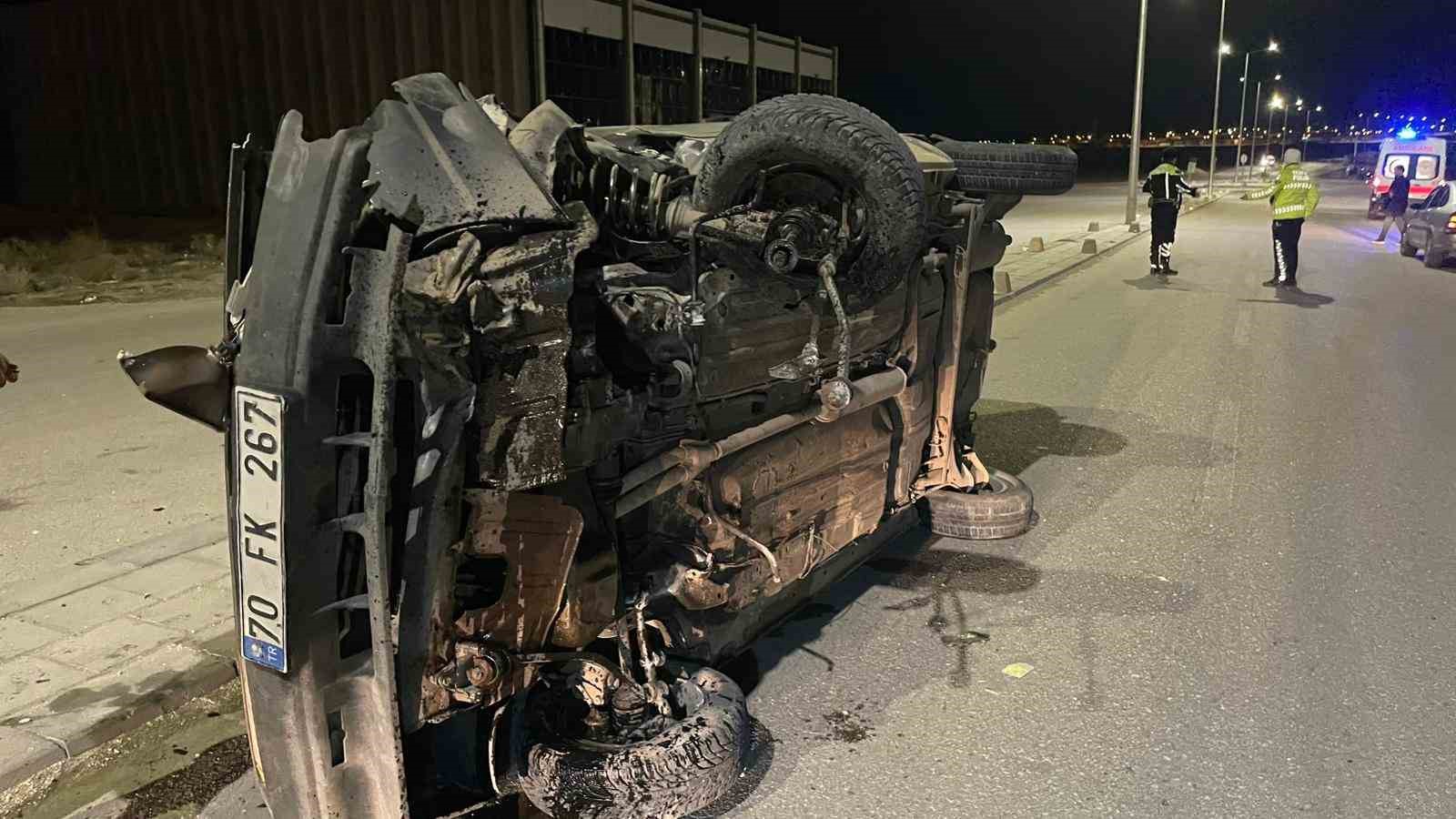 Karaman’da beton duba ve aydınlatma direğine çarpan otomobil yan yattı: 2 yaralı
