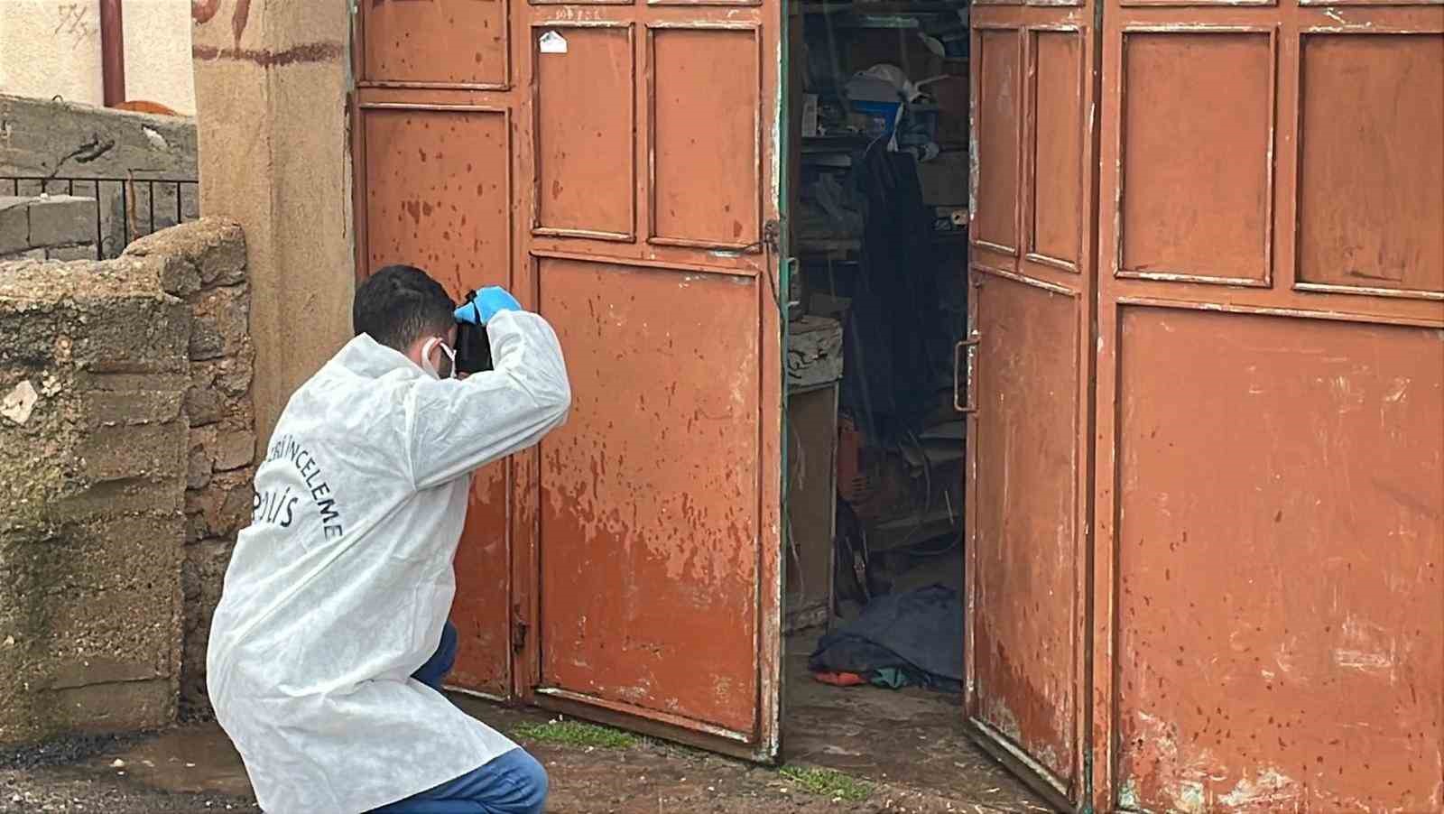 Karaman’da bir kişi evinin deposunda silahla vurulmuş halde bulundu
