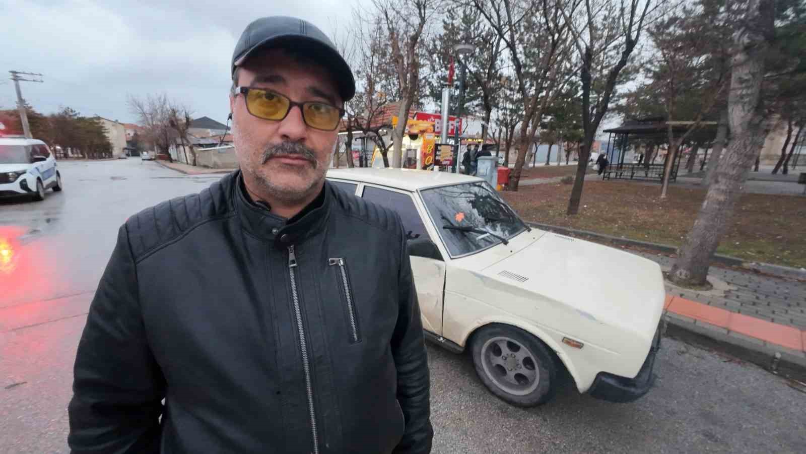 Karaman’da bir sürücünün park halindeki otomobile aracıyla çarparak kaçtığı anlar kameraya yansıdı
