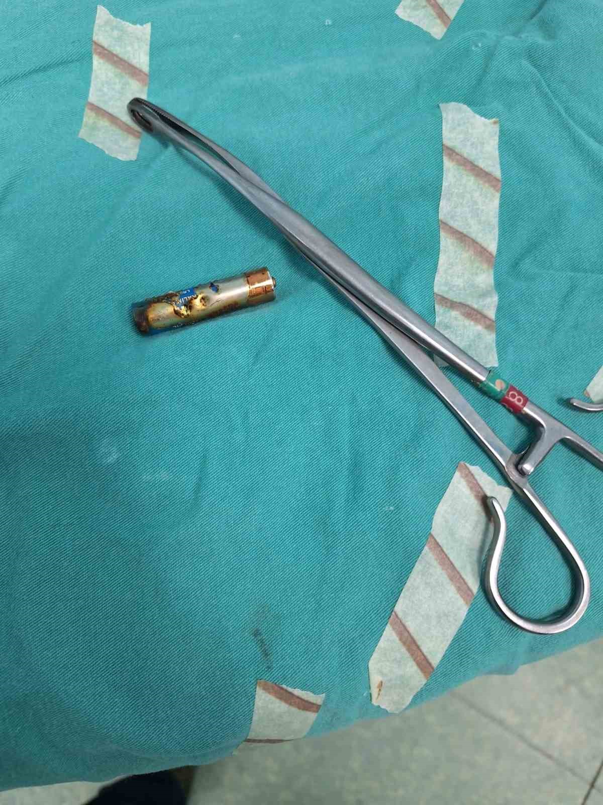 Karaman’da boğazına kumanda pili kalan kaçan bebek ölümden döndü
Karaman’da boğazına kumanda pili kalan kaçan bebek ölümden döndü