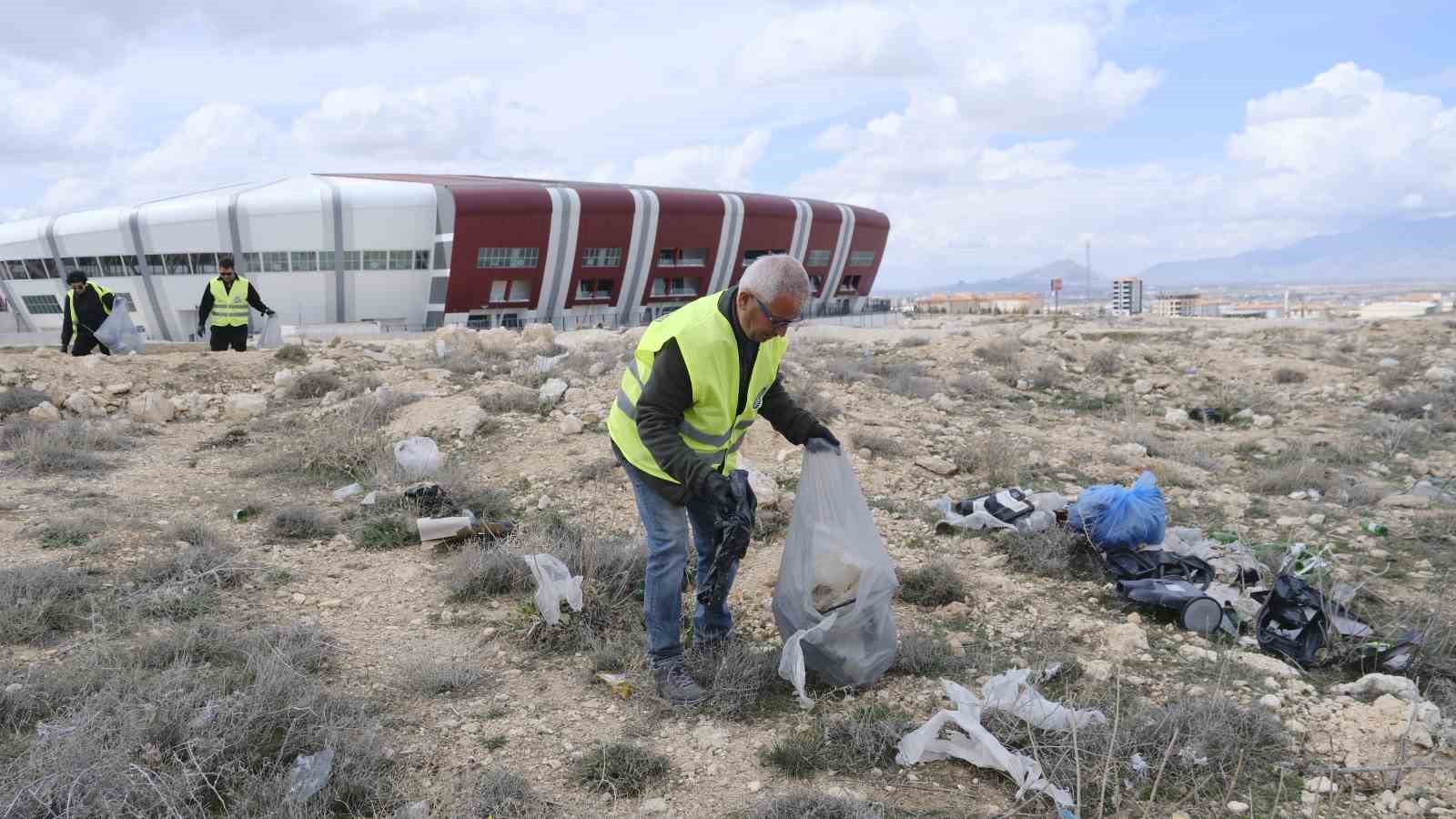 Karaman’da "Bugün temizle, yarın nefes al" sloganıyla doğaya atılan çöpler toplandı
