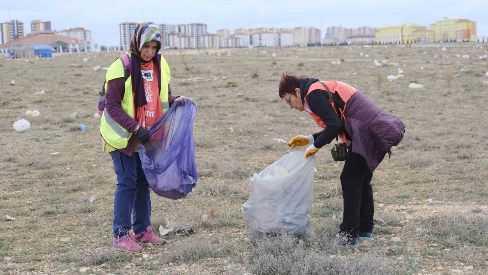 Karaman’da "Bugün temizle, yarın nefes al" sloganıyla doğaya atılan çöpler toplandı
