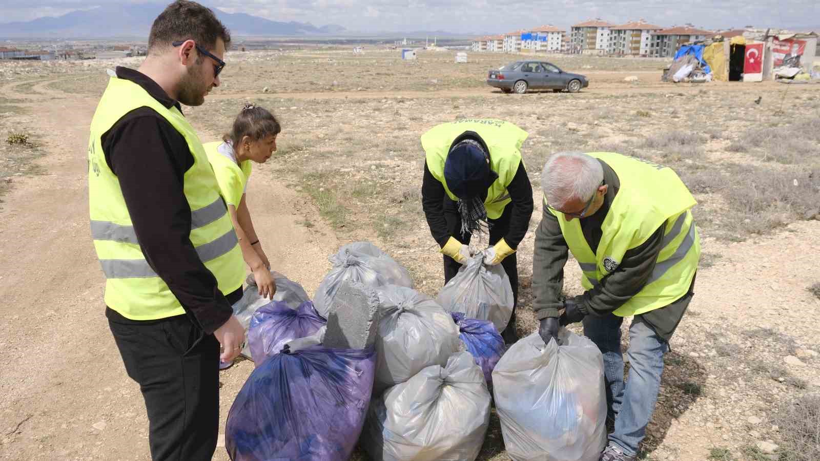 Karaman’da "Bugün temizle, yarın nefes al" sloganıyla doğaya atılan çöpler toplandı

