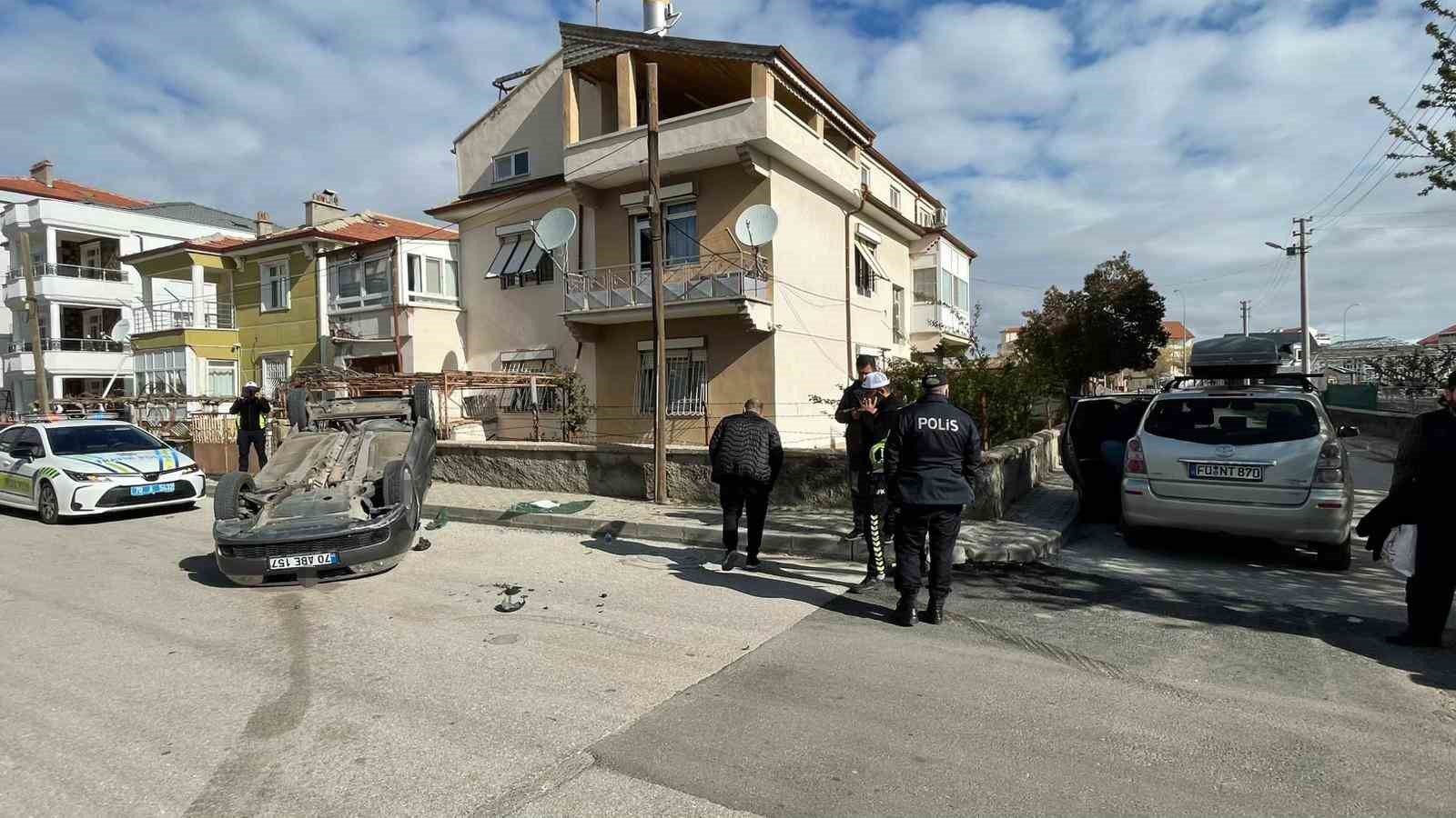 Karaman’da çarpışan otomobillerden biri takla atarak ters döndü: 1 yaralı
