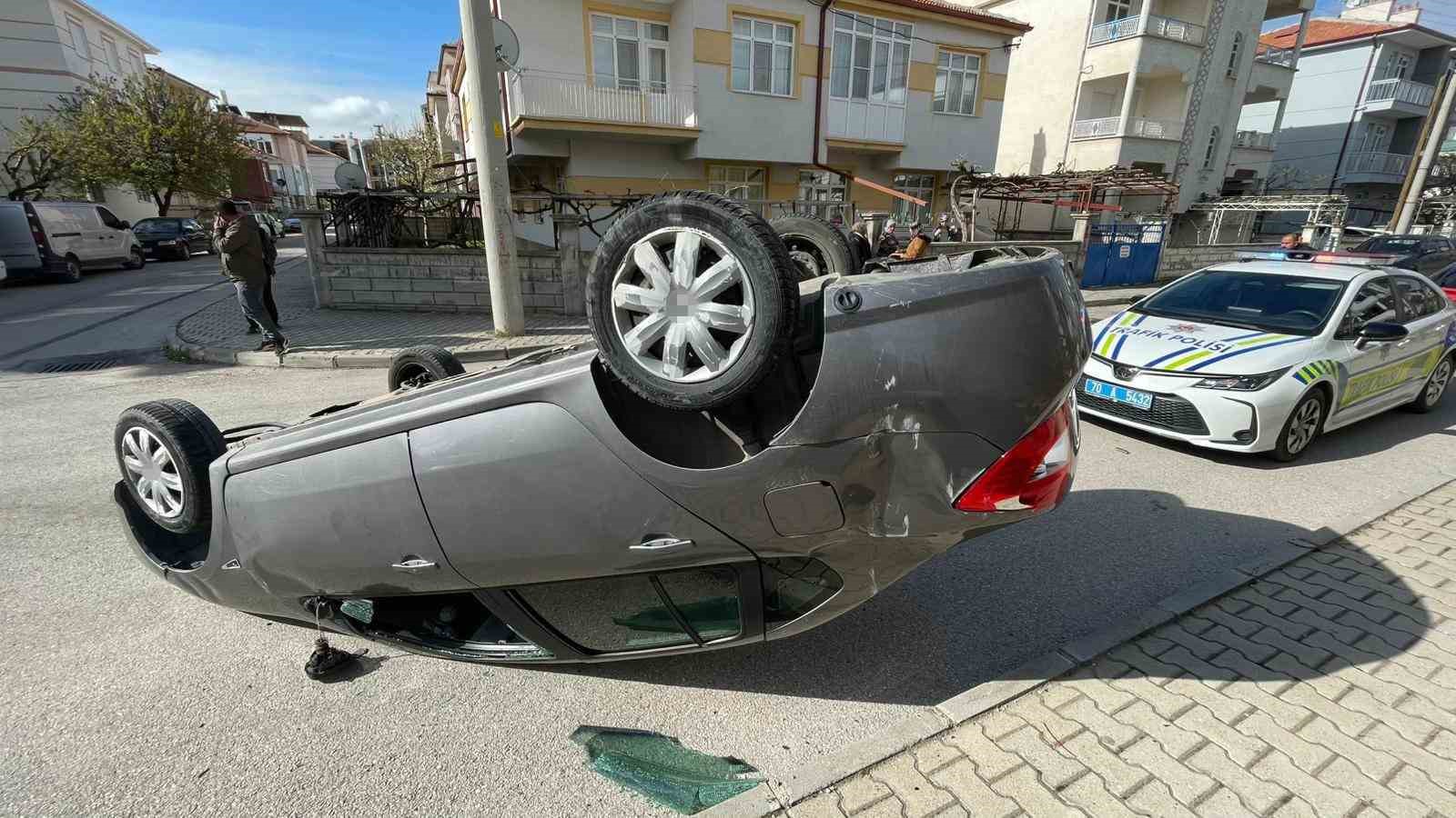 Karaman’da çarpışan otomobillerden biri takla atarak ters döndü: 1 yaralı
