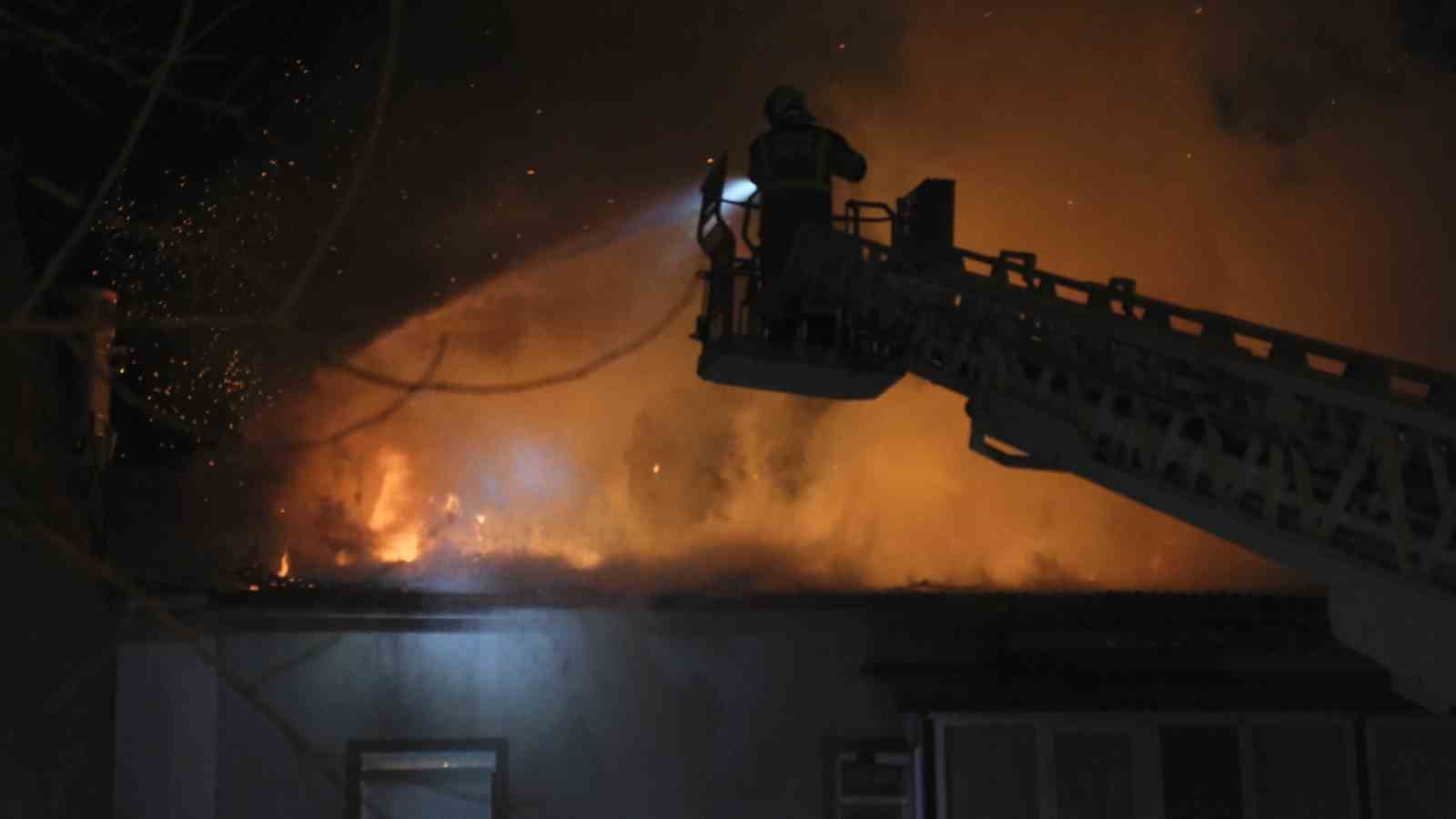 Karaman’da çatı yangını korkuttu: 3 kişi dumandan etkilendi
