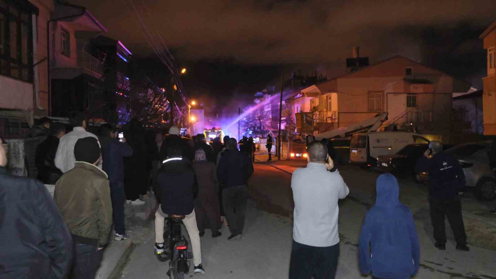 Karaman’da çatı yangını korkuttu: 3 kişi dumandan etkilendi
