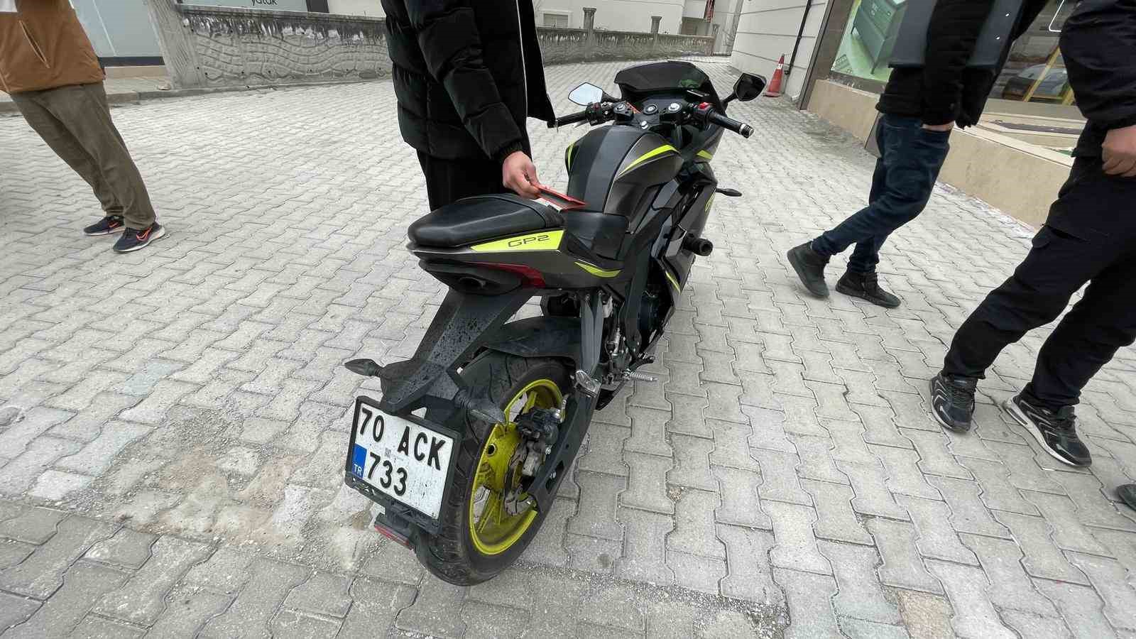 Karaman’da ciple çarpışan motosikletli çocuk sürücü yaralandı
