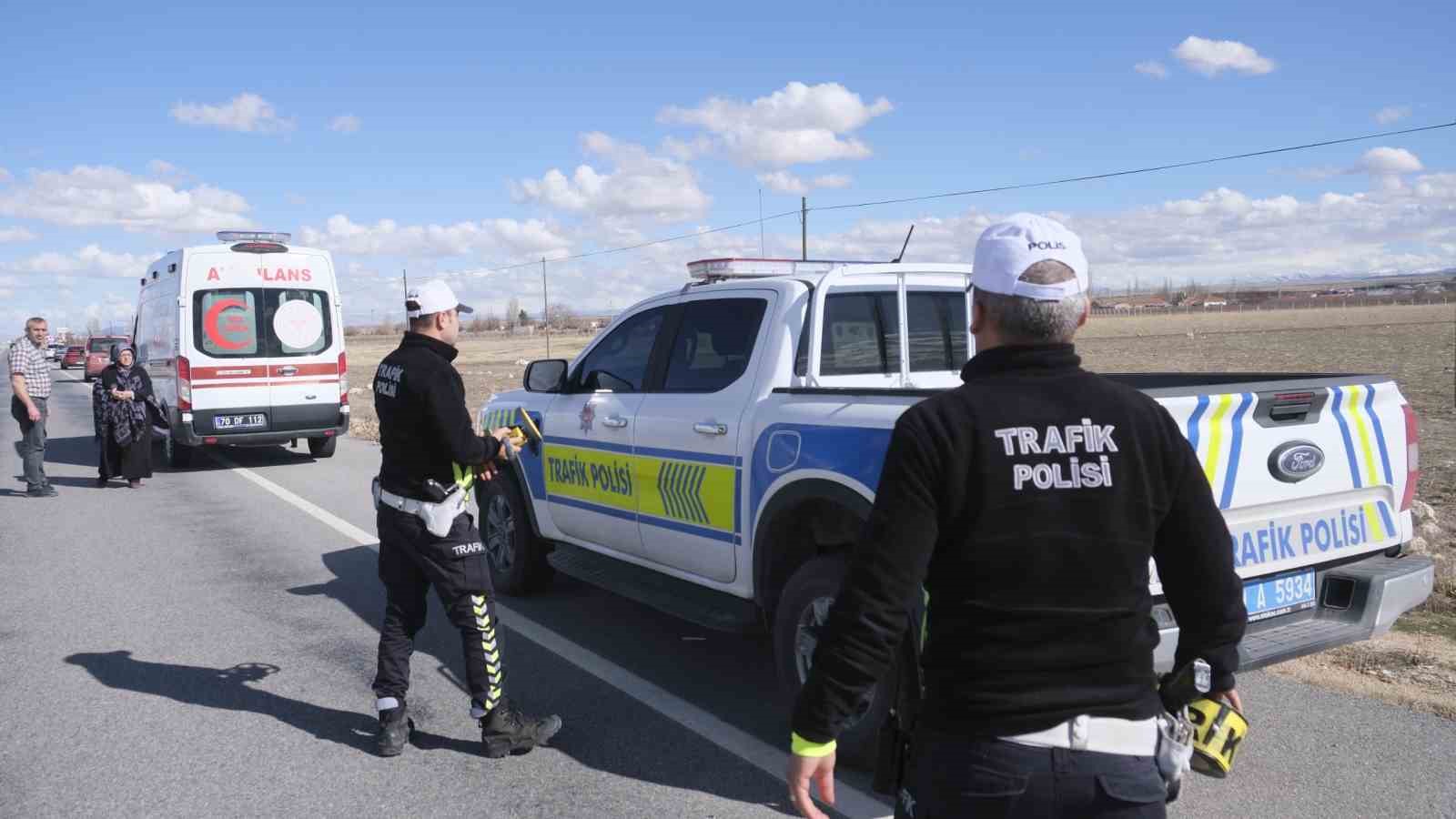 Karaman’da gelincik toplarken otomobilin çarptığı yaşlı kadın hayatını kaybetti
