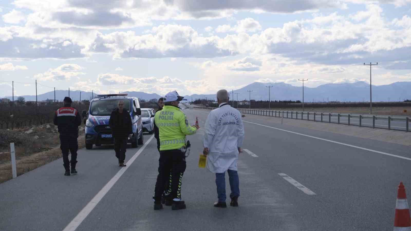 Karaman’da gelincik toplarken otomobilin çarptığı yaşlı kadın hayatını kaybetti

