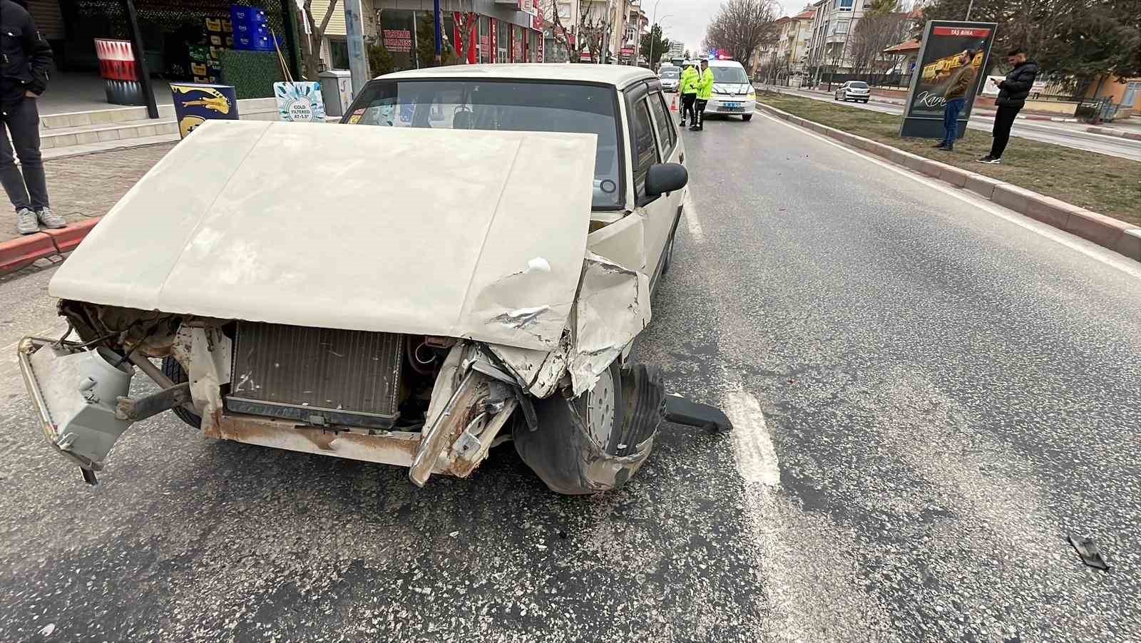 Karaman’da güvenlik kamerasına yansıyan kazada 1 kişi yaralandı
