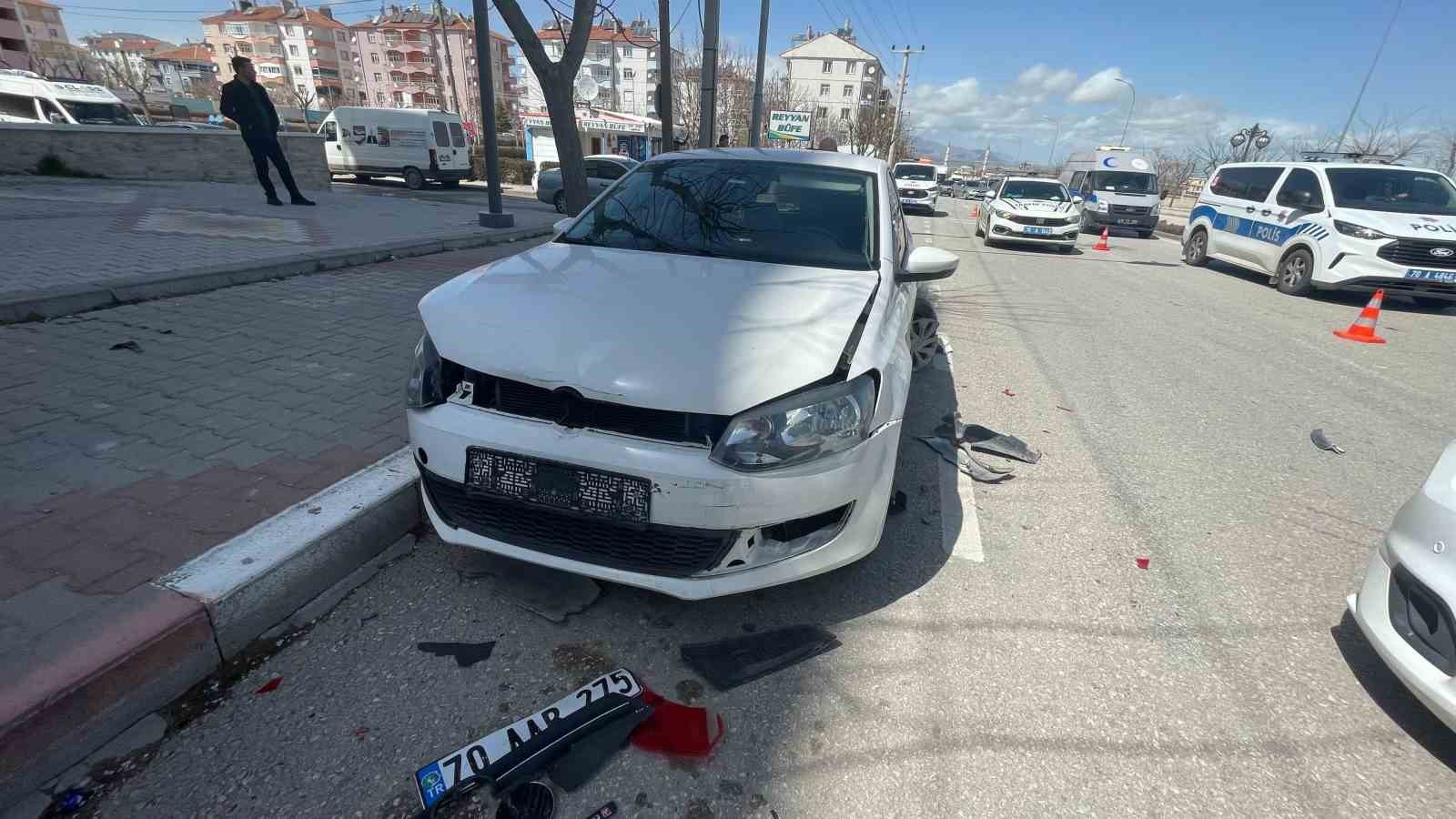 Karaman’da hafif ticari araç park halindeki otomobillere çarptı: 1 yaralı
