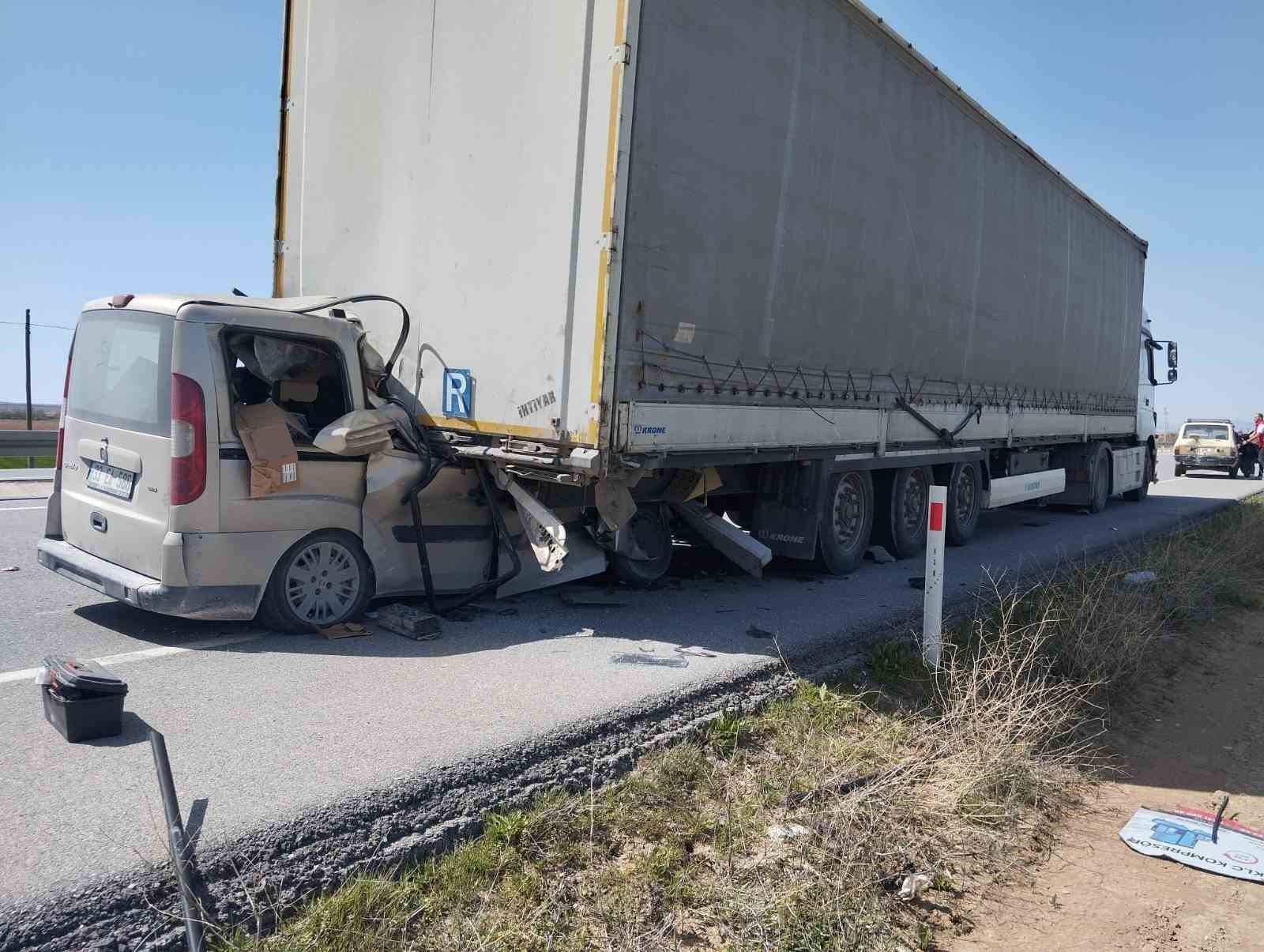 Karaman’da hafif ticari araç tırın dorsesine ok gibi saplandı: 1 ağır yaralı
