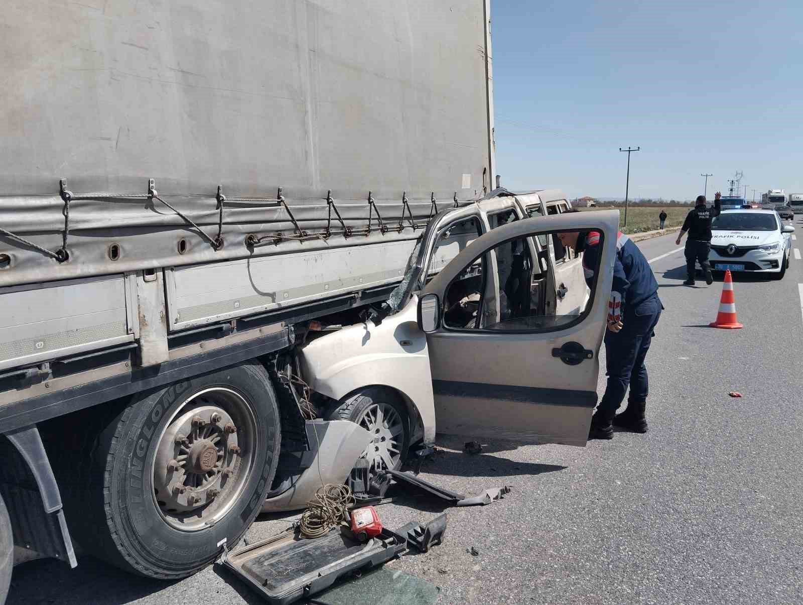 Karaman’da hafif ticari araç tırın dorsesine ok gibi saplandı: 1 ağır yaralı
