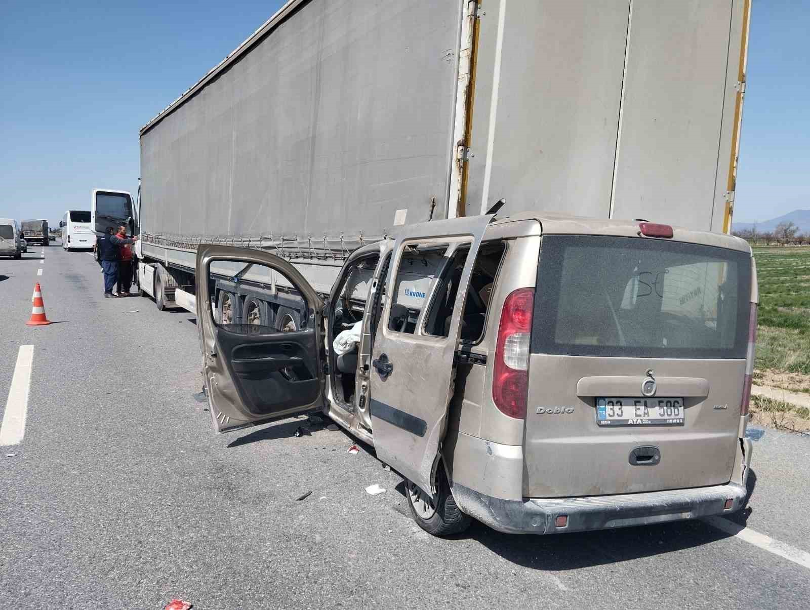 Karaman’da hafif ticari araç tırın dorsesine ok gibi saplandı: 1 ağır yaralı
