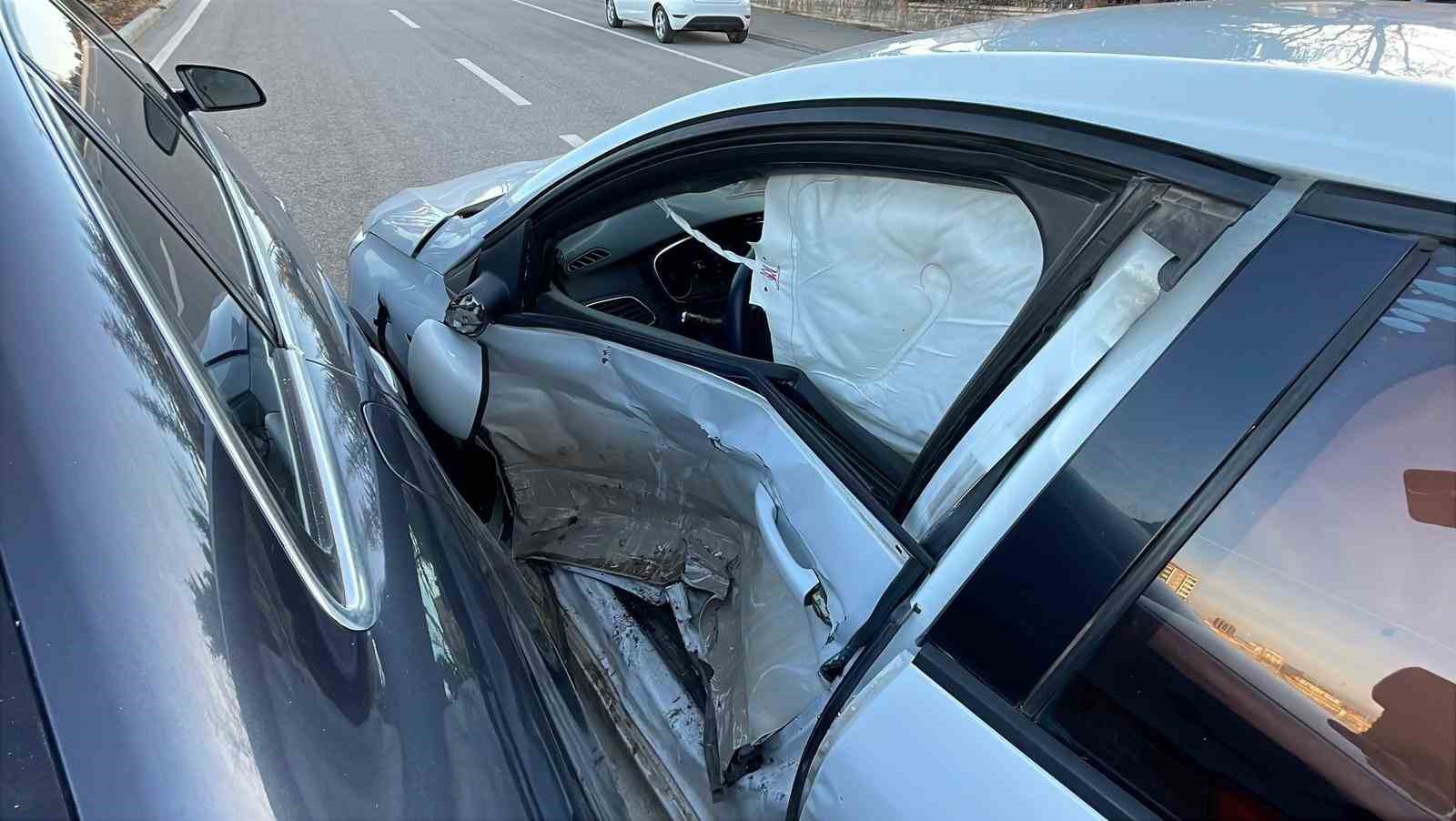 Karaman’da iki otomobil çarpıştı: 1 yaralı
