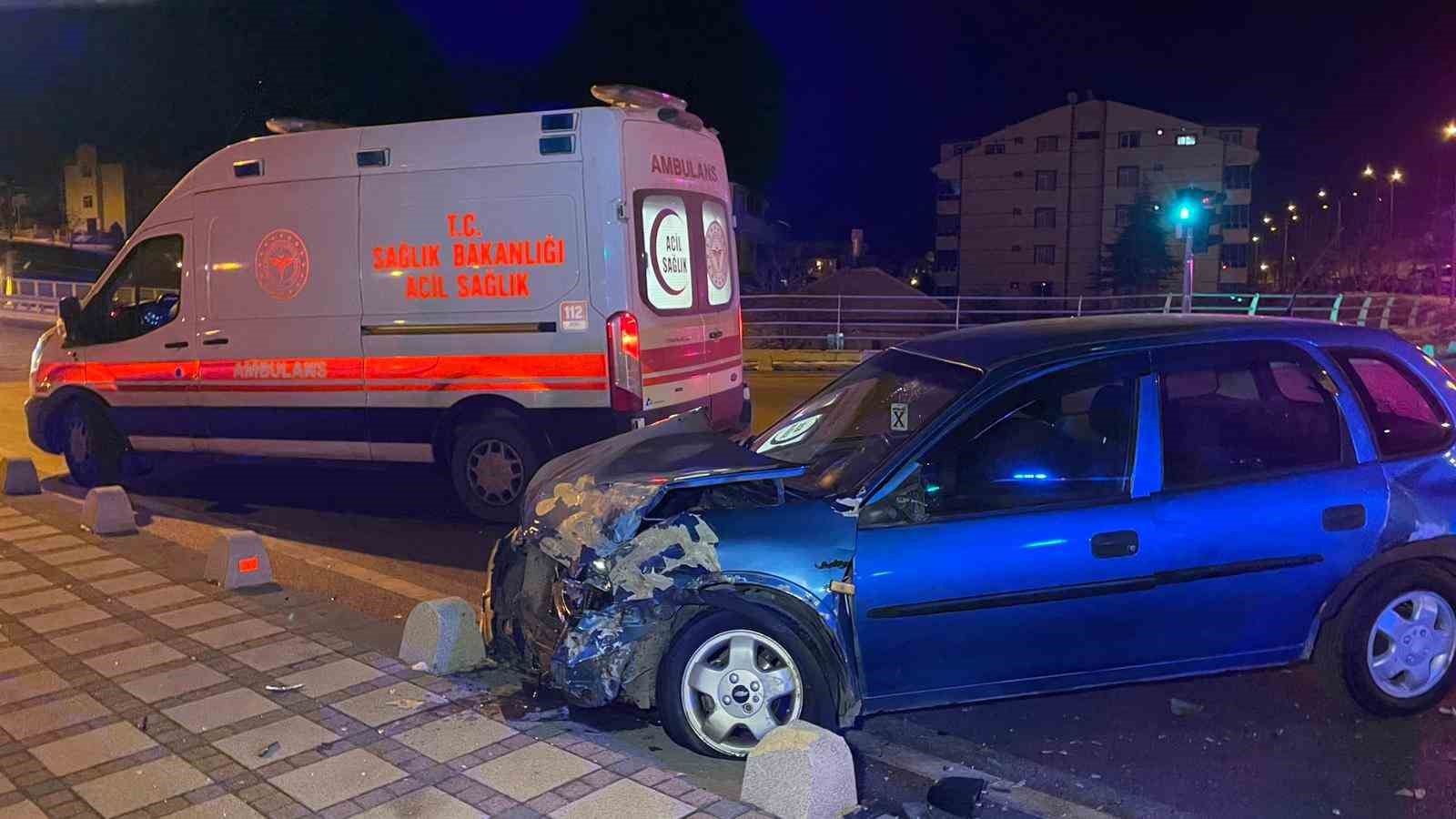 Karaman’da iki otomobil çarpıştı: 3 yaralı
