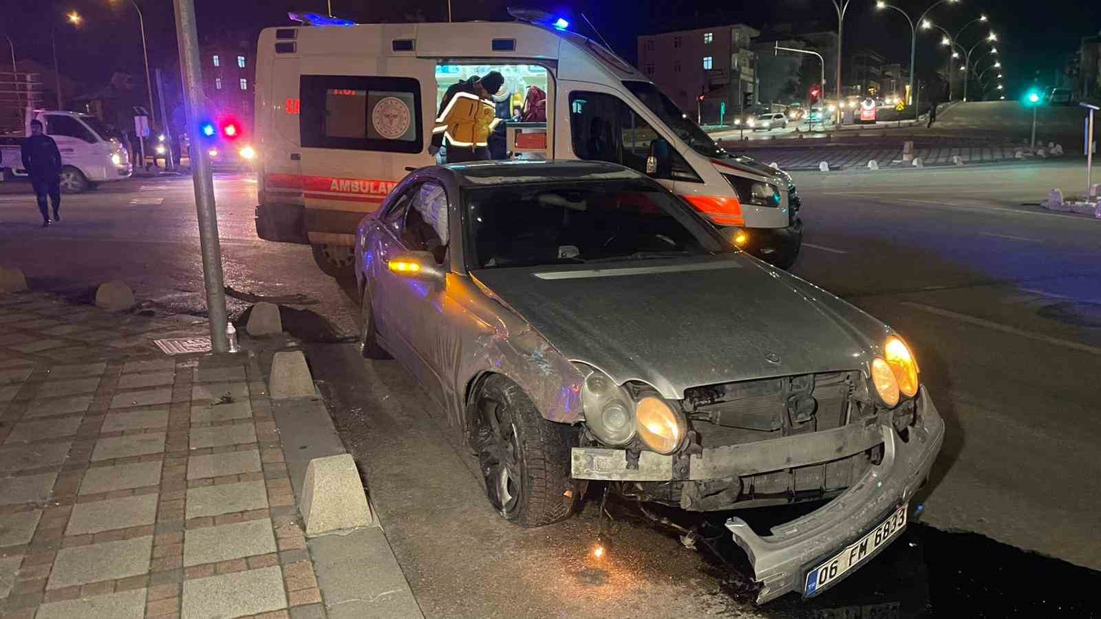 Karaman’da iki otomobil çarpıştı: 3 yaralı
