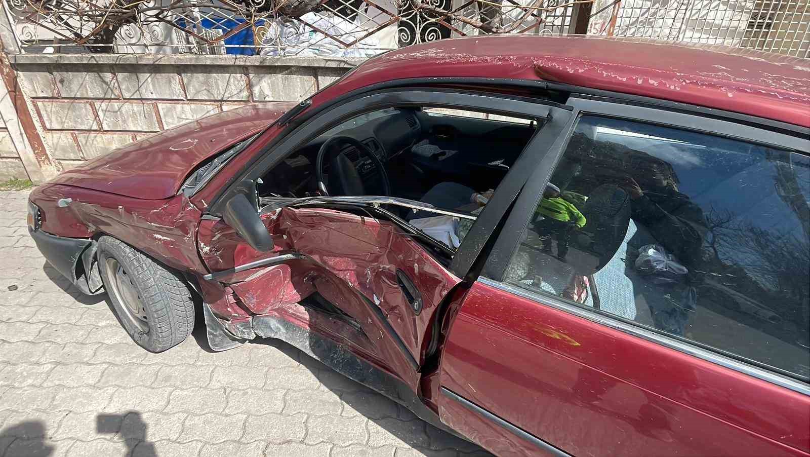 Karaman’da iki otomobil çarpıştı: 3 yaralı
