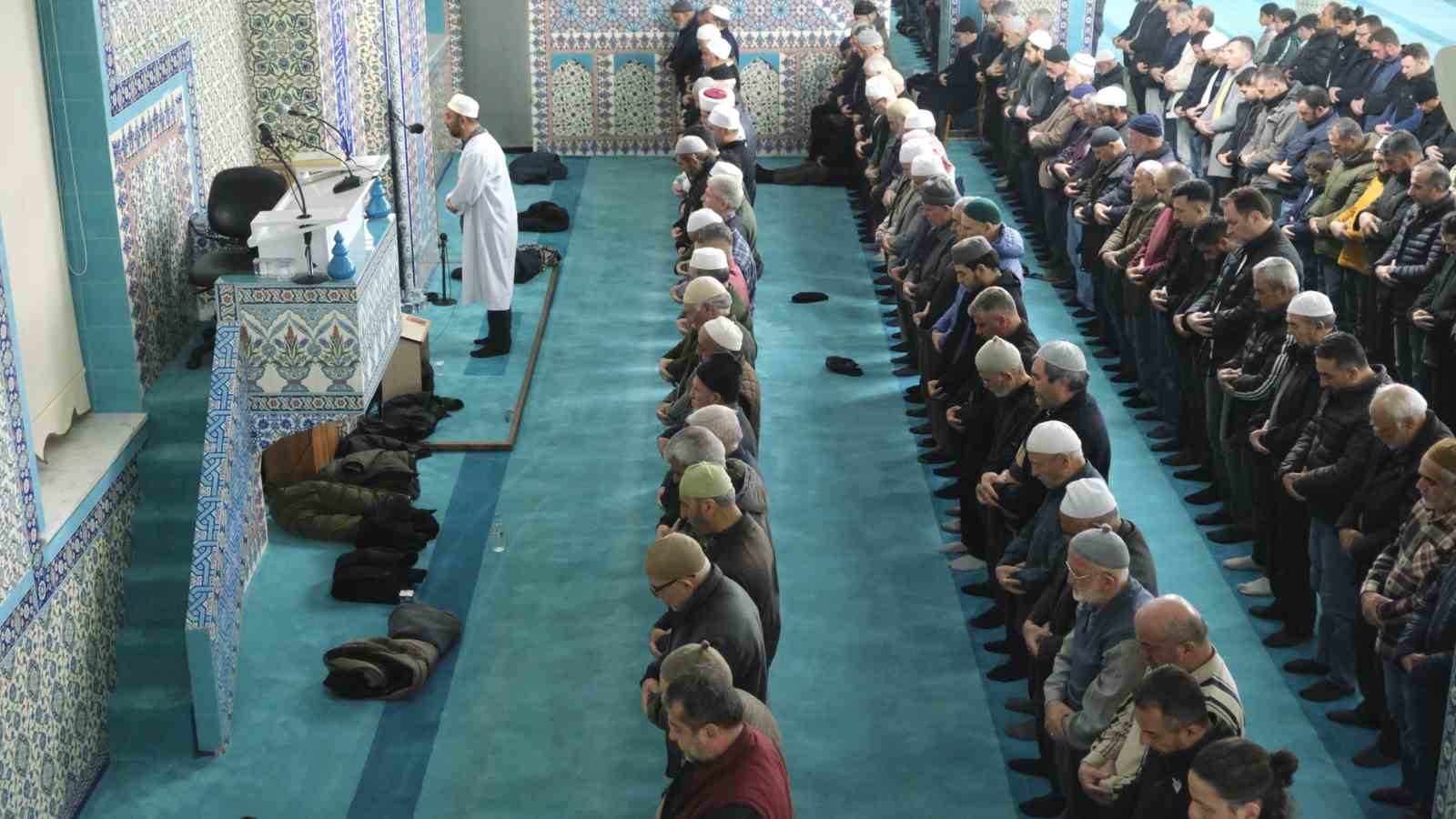 Karaman’da ilk teravih namazında camiler doldu taştı
