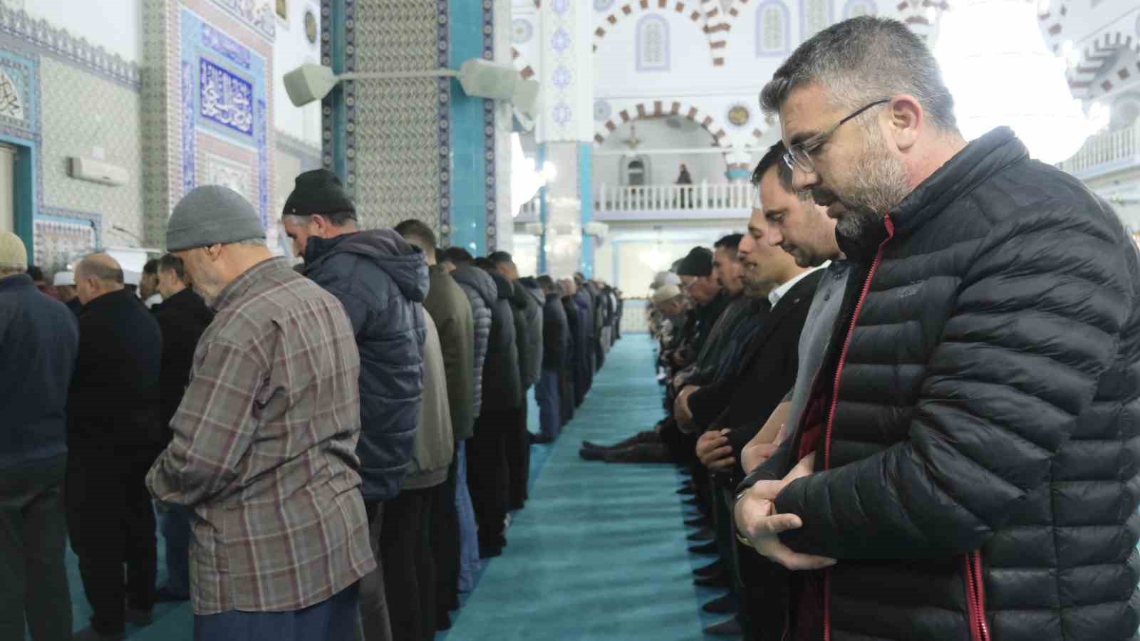 Karaman’da ilk teravih namazında camiler doldu taştı
