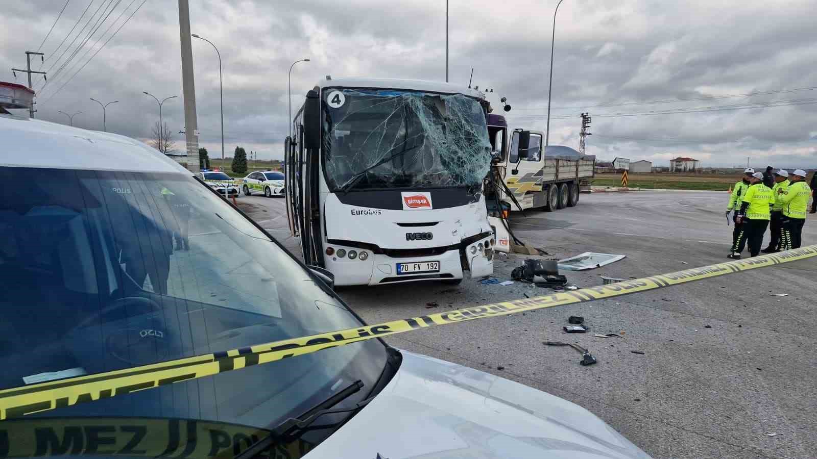 Karaman’da işçi servisi ile tır çarpıştı: 12 yaralı
