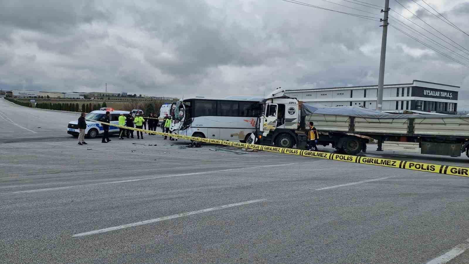 Karaman’da işçi servisi ile tır çarpıştı: 12 yaralı
