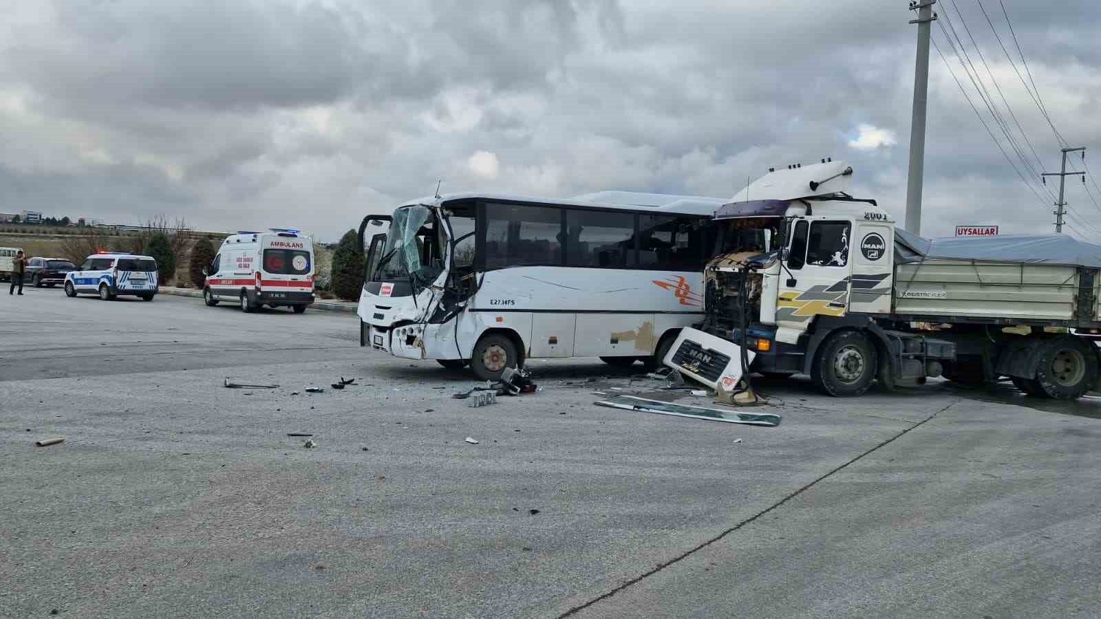 Karaman’da işçi servisi ile tır çarpıştı: 12 yaralı
