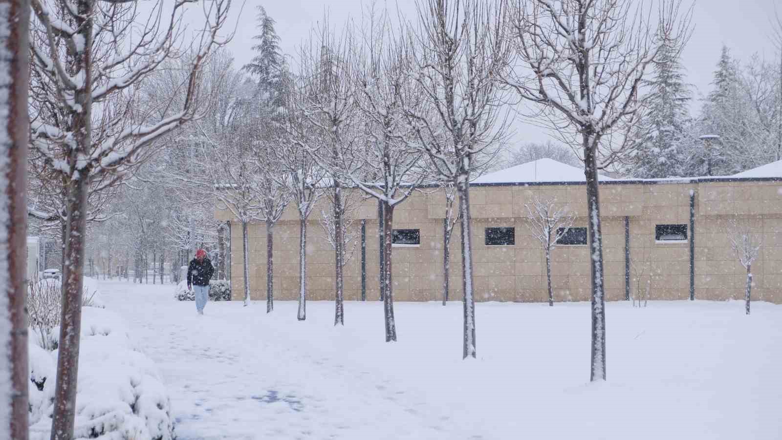 Karaman’da kar yağışı sevindirirken kartpostallık manzaralar oluştu
